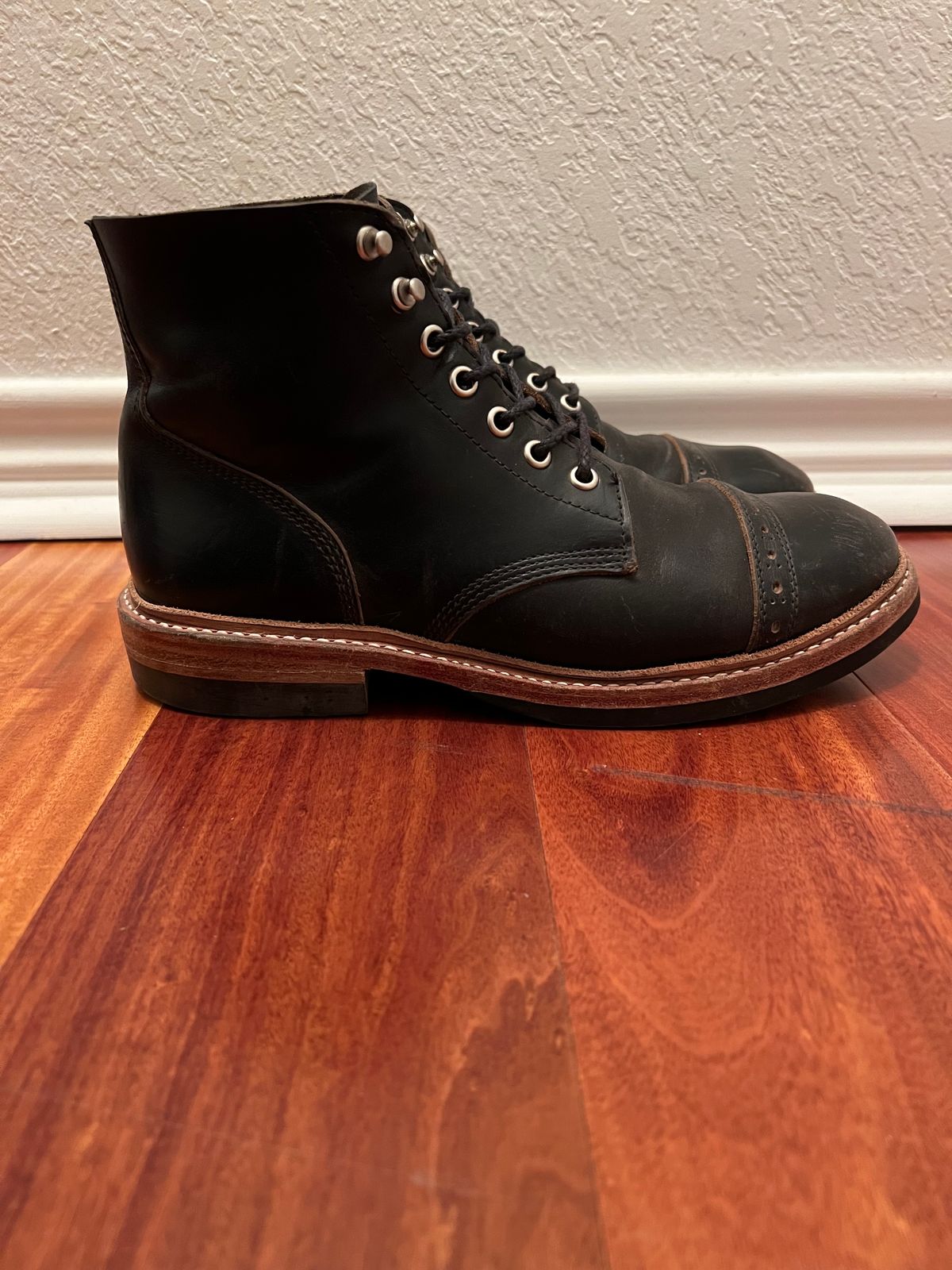 Photo by Ferachi on January 6, 2023 of the Oak Street Bootmakers Field Boot in Horween Black Chromexcel.