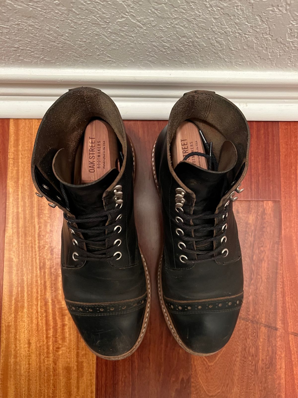 Photo by Ferachi on January 6, 2023 of the Oak Street Bootmakers Field Boot in Horween Black Chromexcel.