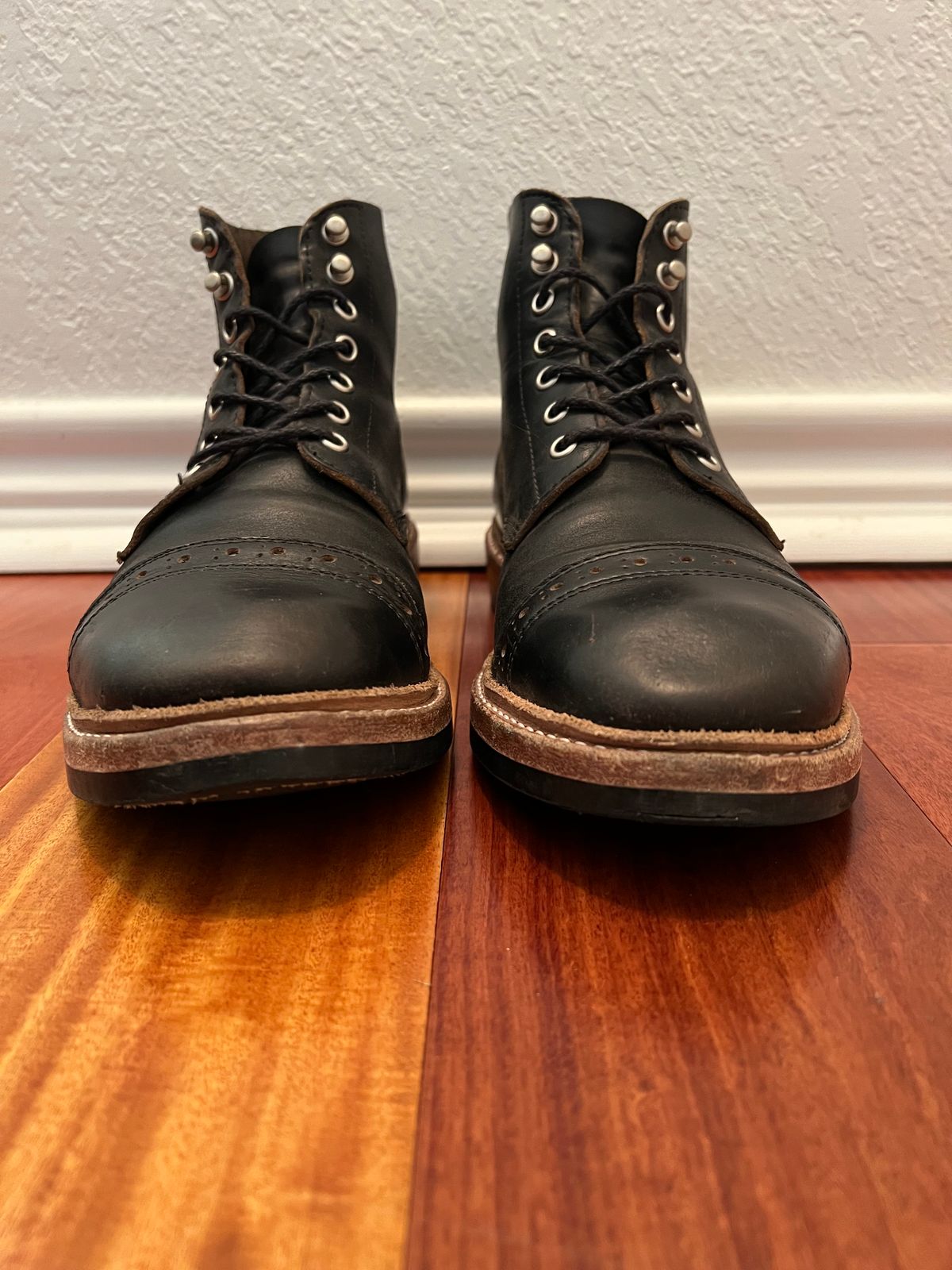 Photo by Ferachi on February 5, 2023 of the Oak Street Bootmakers Field Boot in Horween Black Chromexcel.