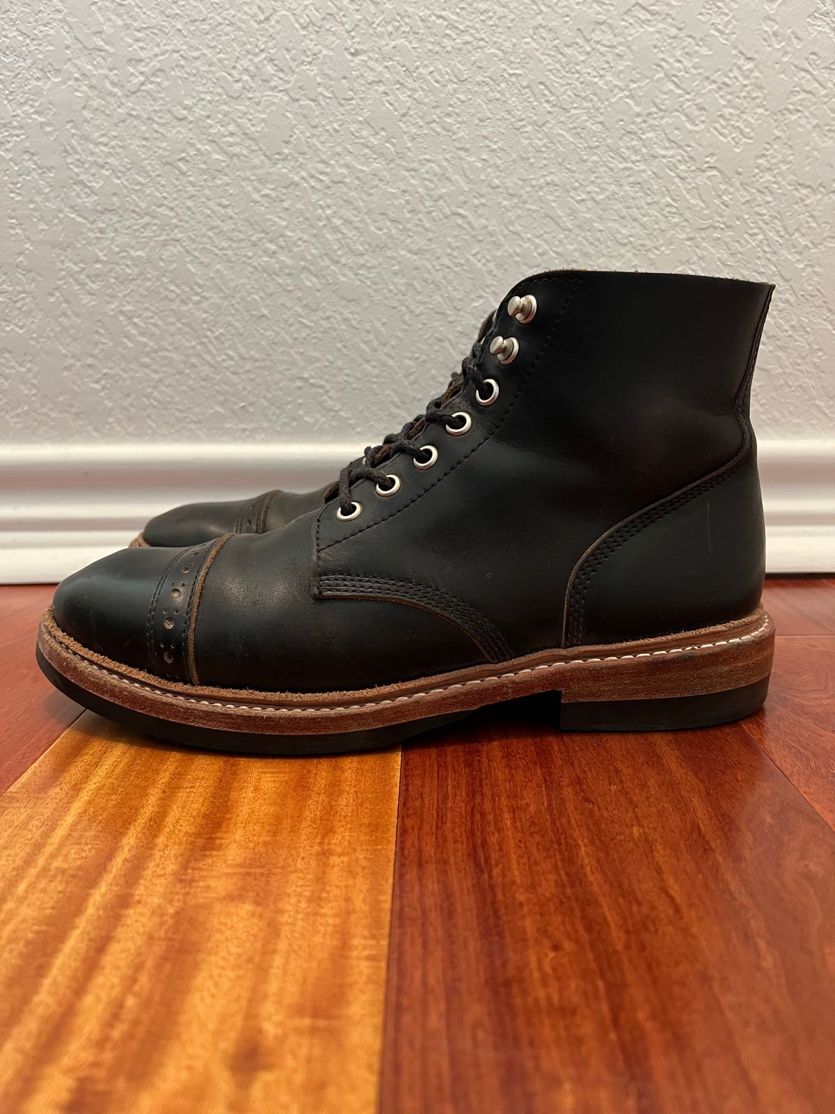 Photo by Ferachi on February 5, 2023 of the Oak Street Bootmakers Field Boot in Horween Black Chromexcel.