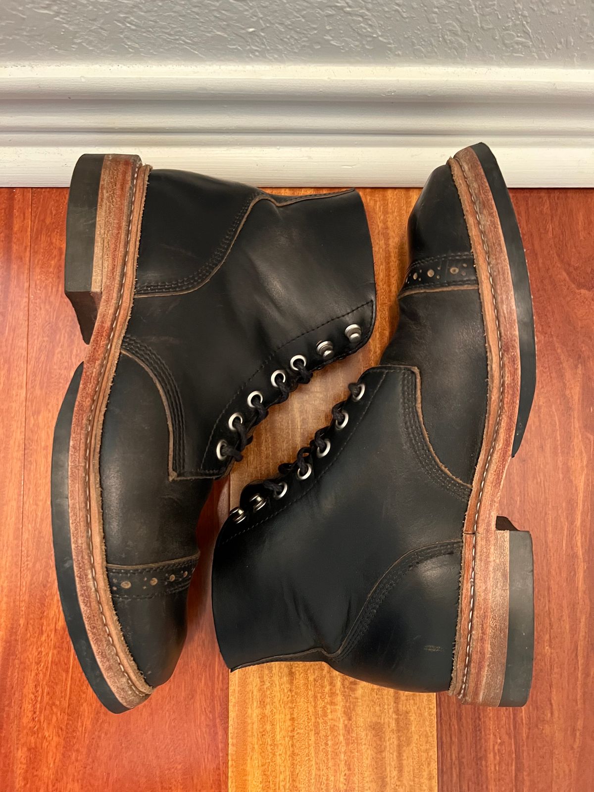 Photo by Ferachi on February 5, 2023 of the Oak Street Bootmakers Field Boot in Horween Black Chromexcel.