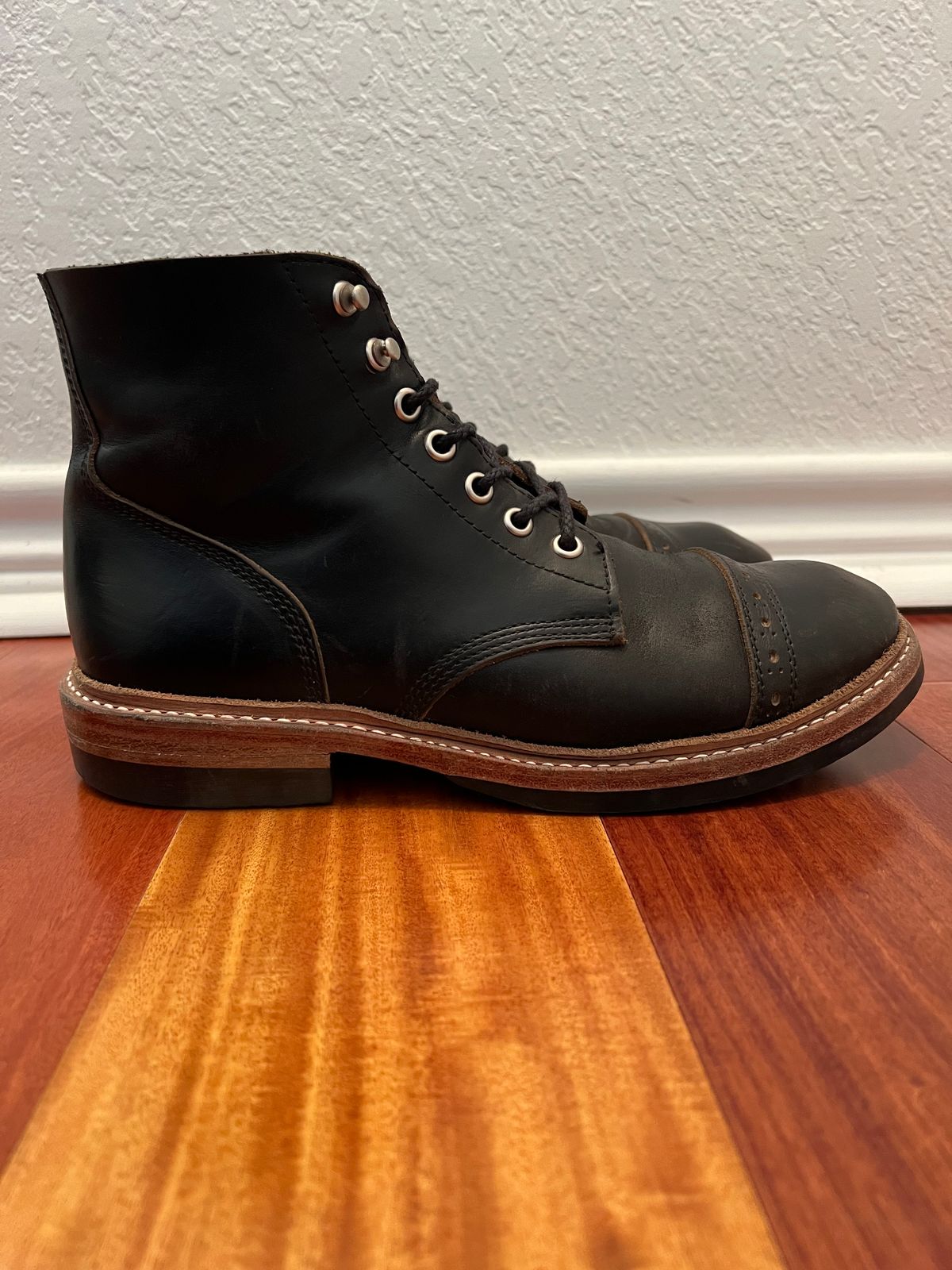 Photo by Ferachi on February 5, 2023 of the Oak Street Bootmakers Field Boot in Horween Black Chromexcel.