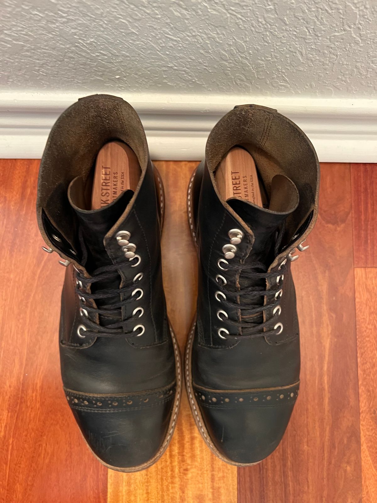 Photo by Ferachi on February 5, 2023 of the Oak Street Bootmakers Field Boot in Horween Black Chromexcel.