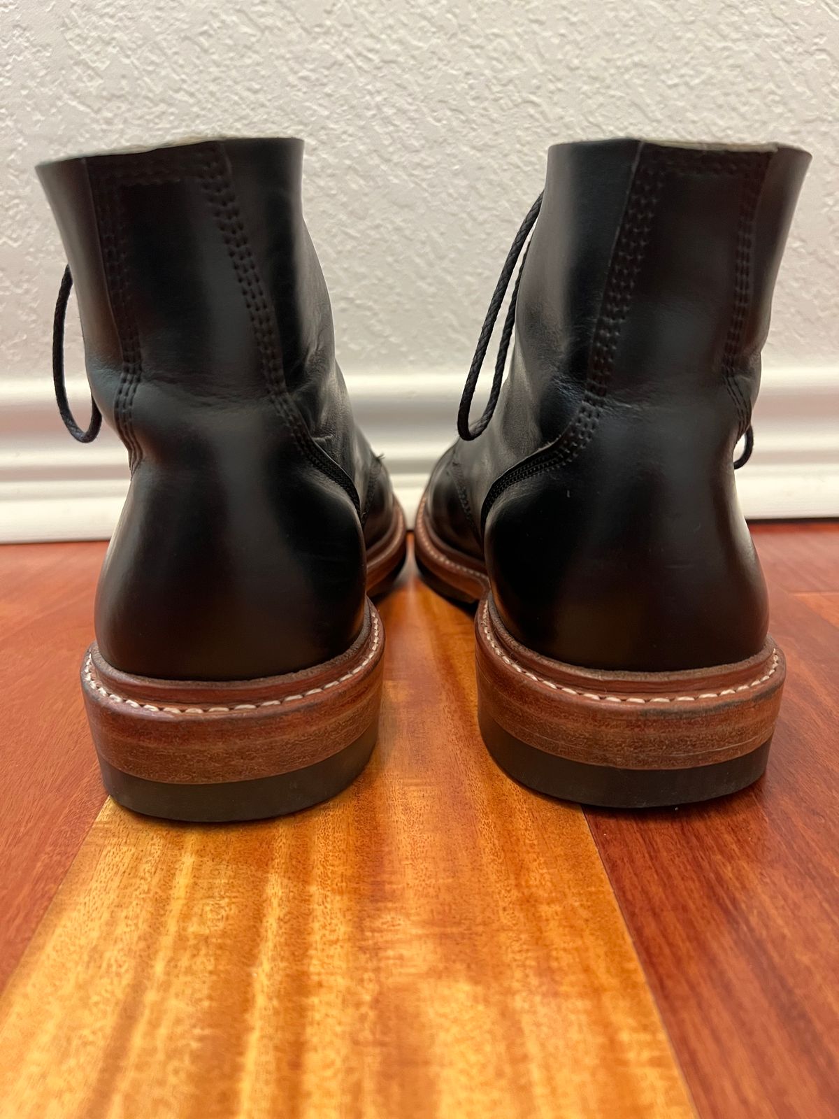 Photo by Ferachi on March 5, 2023 of the Oak Street Bootmakers Field Boot in Horween Black Chromexcel.