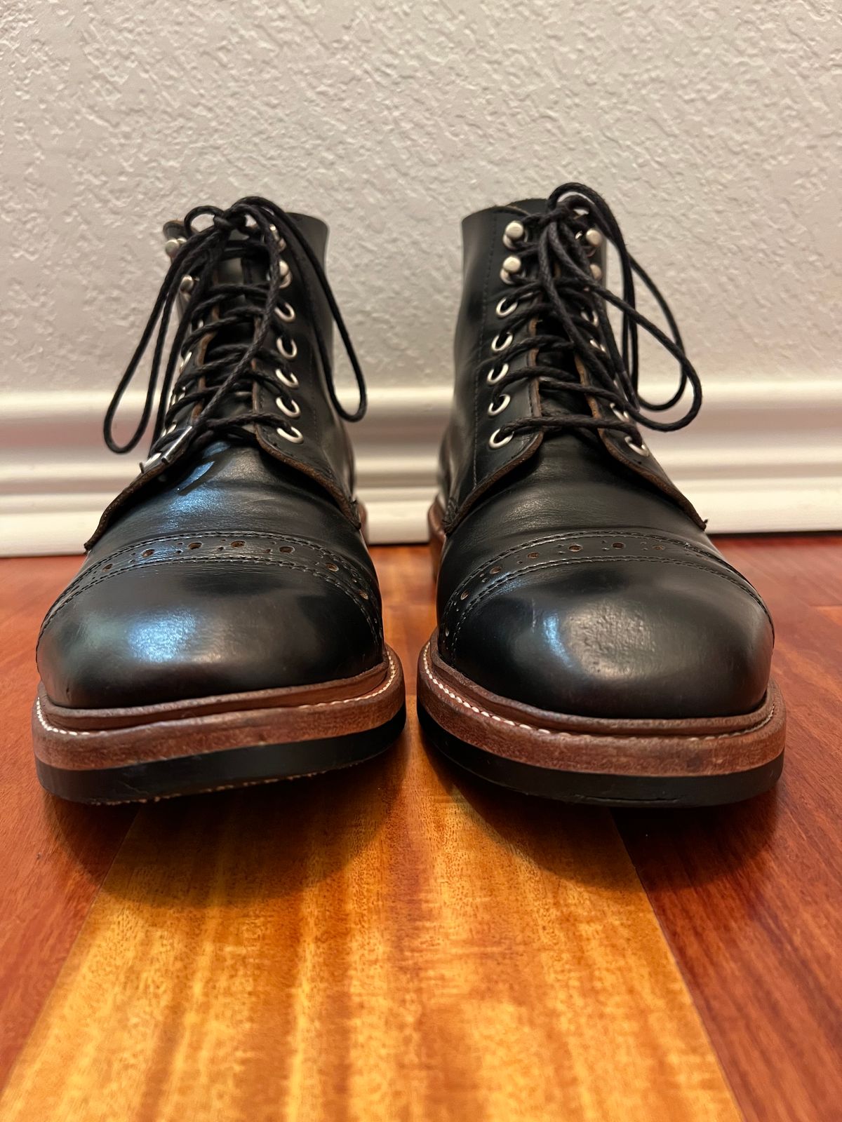 Photo by Ferachi on March 5, 2023 of the Oak Street Bootmakers Field Boot in Horween Black Chromexcel.