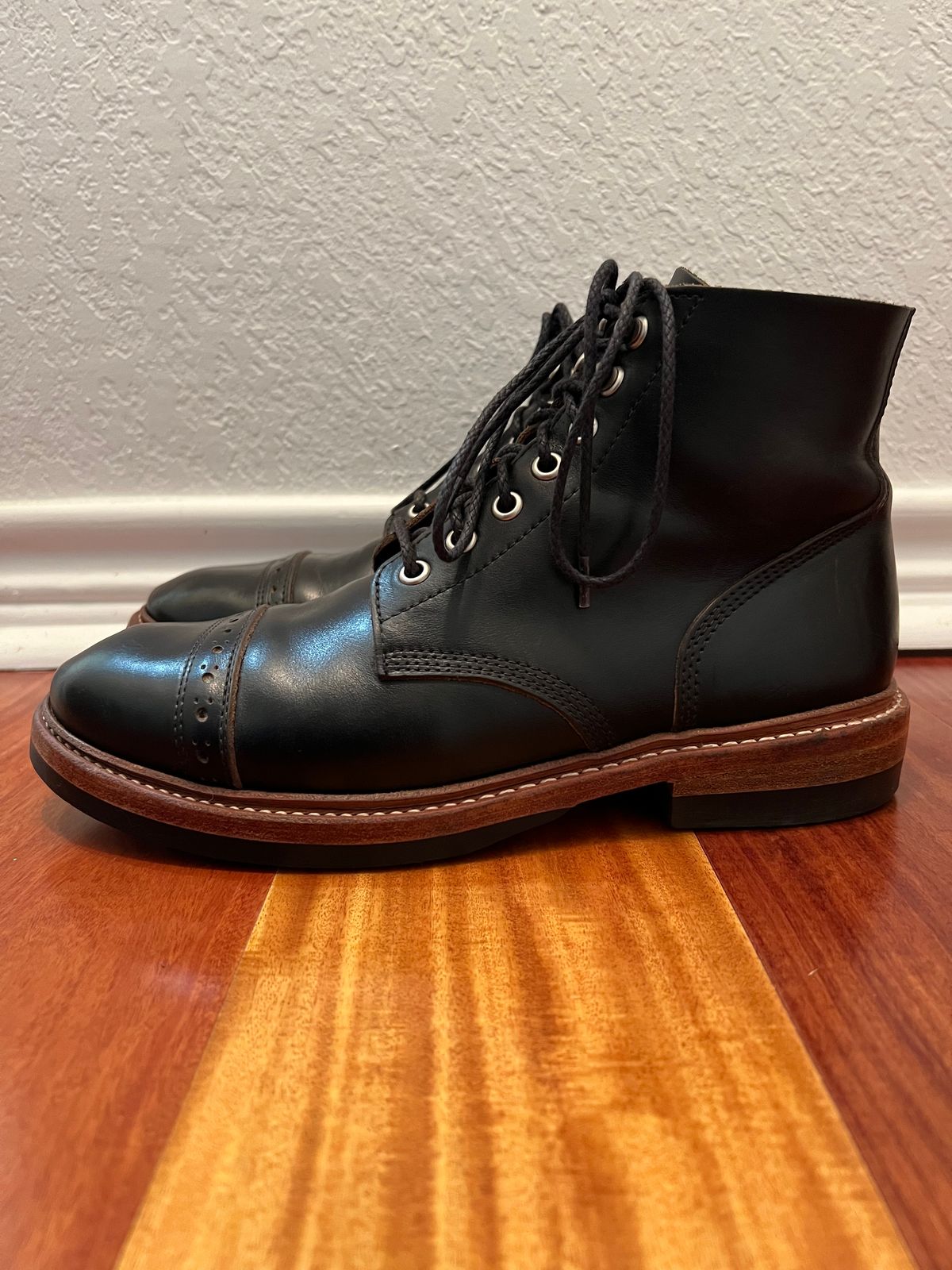 Photo by Ferachi on March 5, 2023 of the Oak Street Bootmakers Field Boot in Horween Black Chromexcel.