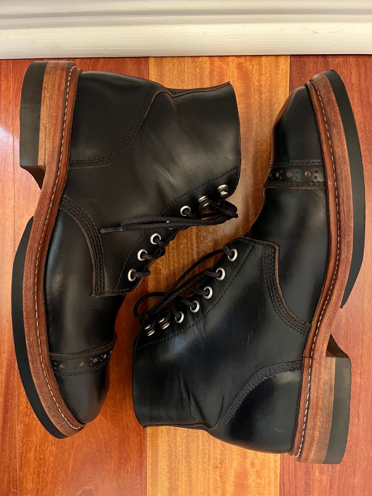 Photo by Ferachi on March 5, 2023 of the Oak Street Bootmakers Field Boot in Horween Black Chromexcel.