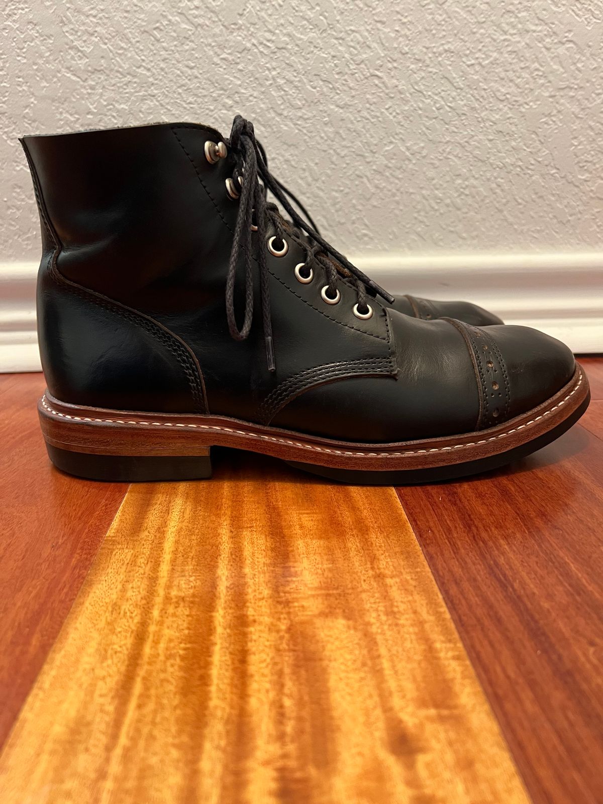 Photo by Ferachi on March 5, 2023 of the Oak Street Bootmakers Field Boot in Horween Black Chromexcel.