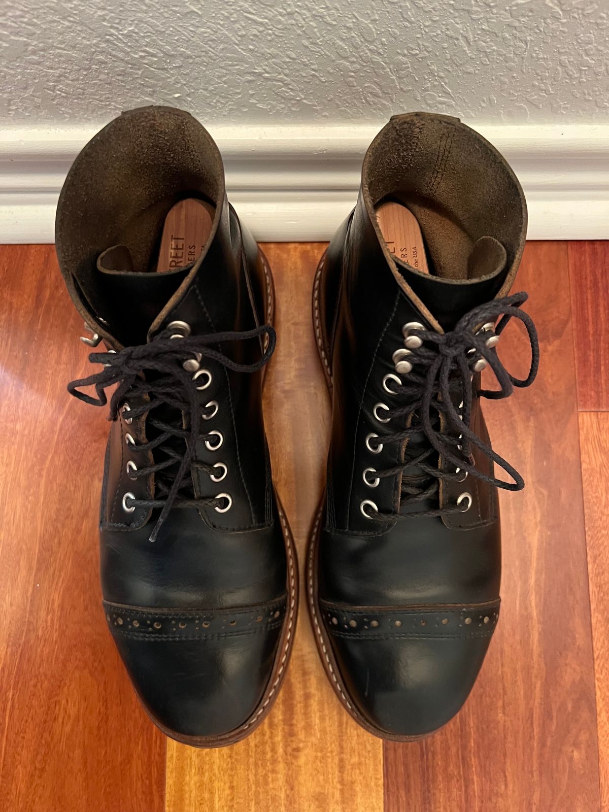 Photo by Ferachi on March 5, 2023 of the Oak Street Bootmakers Field Boot in Horween Black Chromexcel.