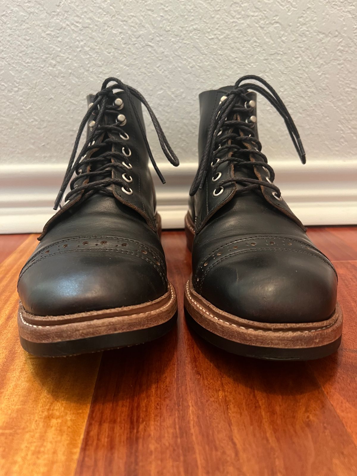 Photo by Ferachi on April 2, 2023 of the Oak Street Bootmakers Field Boot in Horween Black Chromexcel.