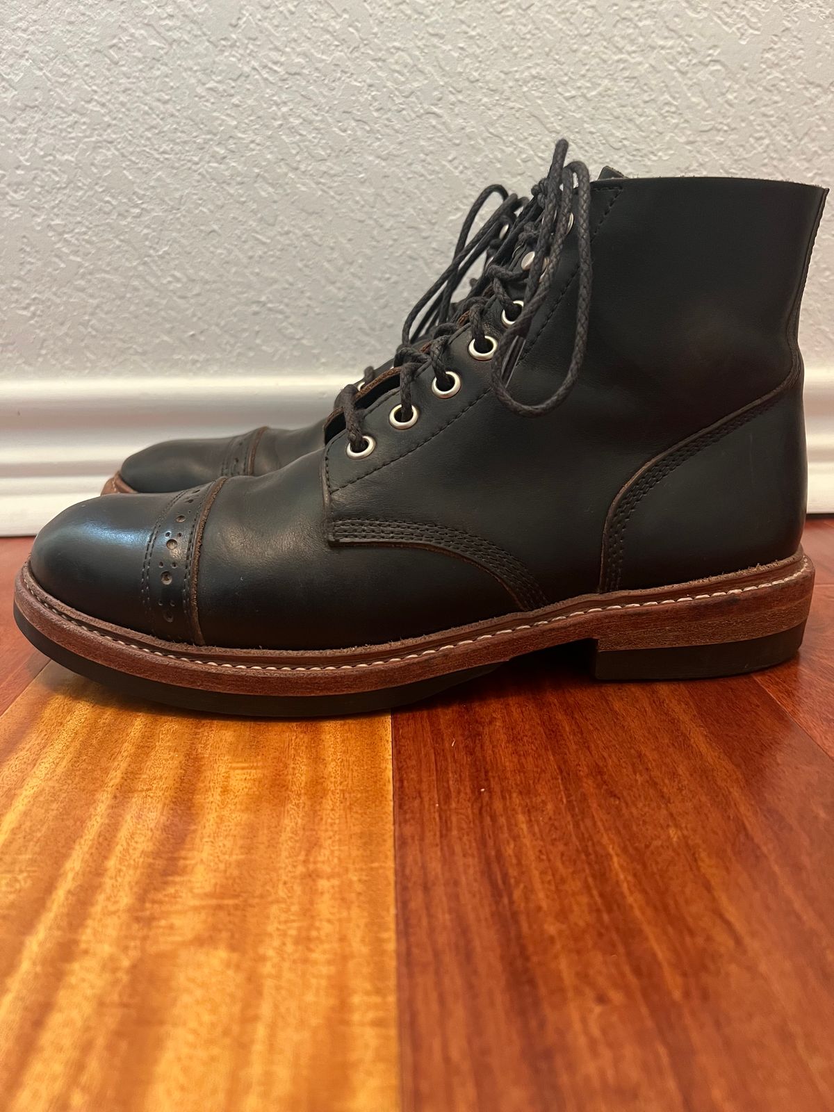 Photo by Ferachi on April 2, 2023 of the Oak Street Bootmakers Field Boot in Horween Black Chromexcel.