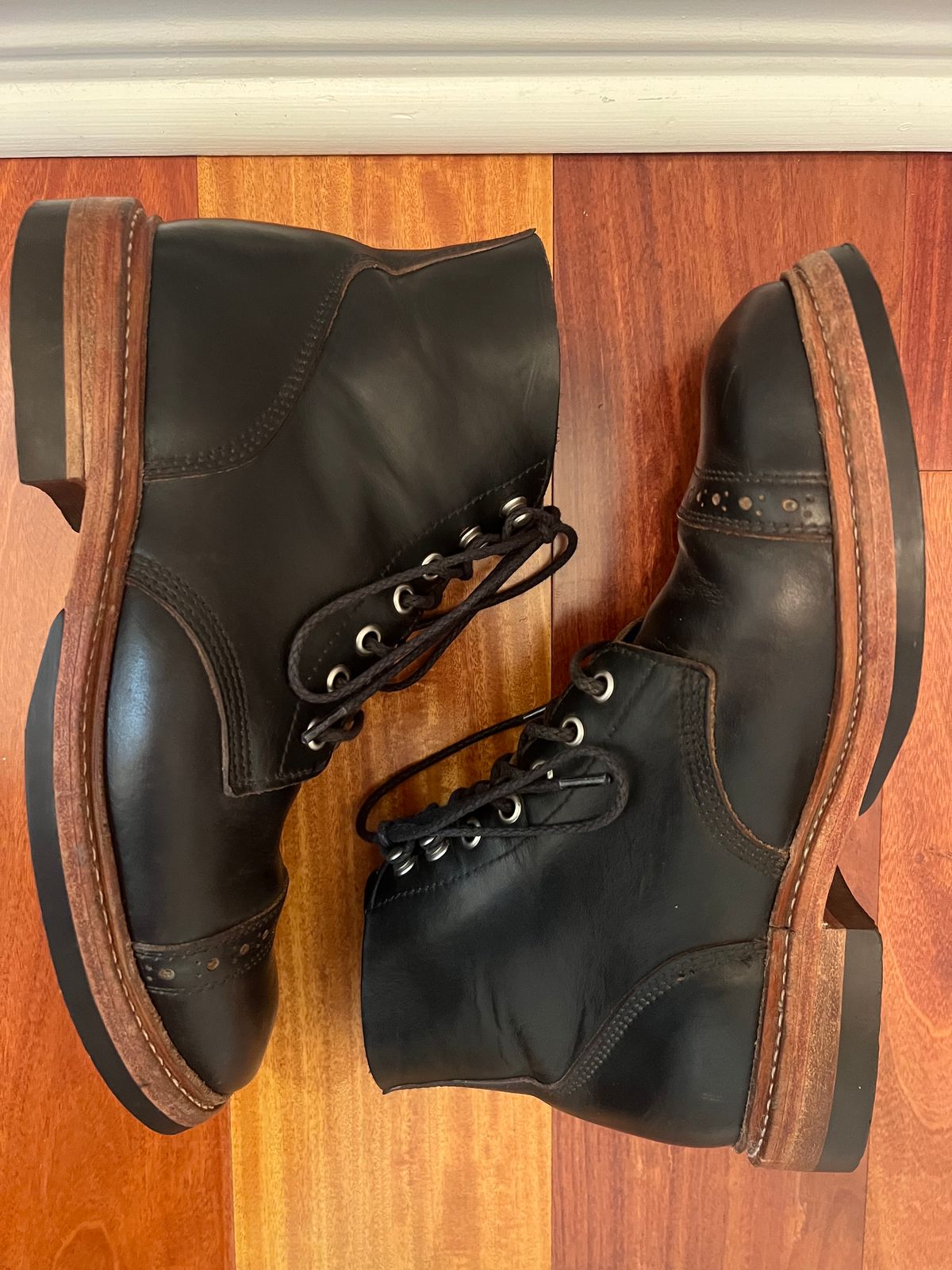 Photo by Ferachi on April 2, 2023 of the Oak Street Bootmakers Field Boot in Horween Black Chromexcel.