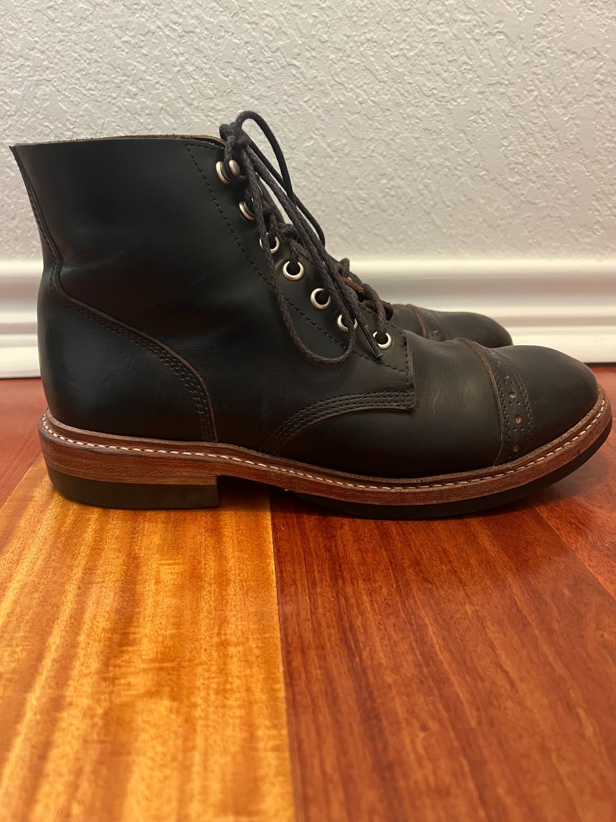 Photo by Ferachi on April 2, 2023 of the Oak Street Bootmakers Field Boot in Horween Black Chromexcel.