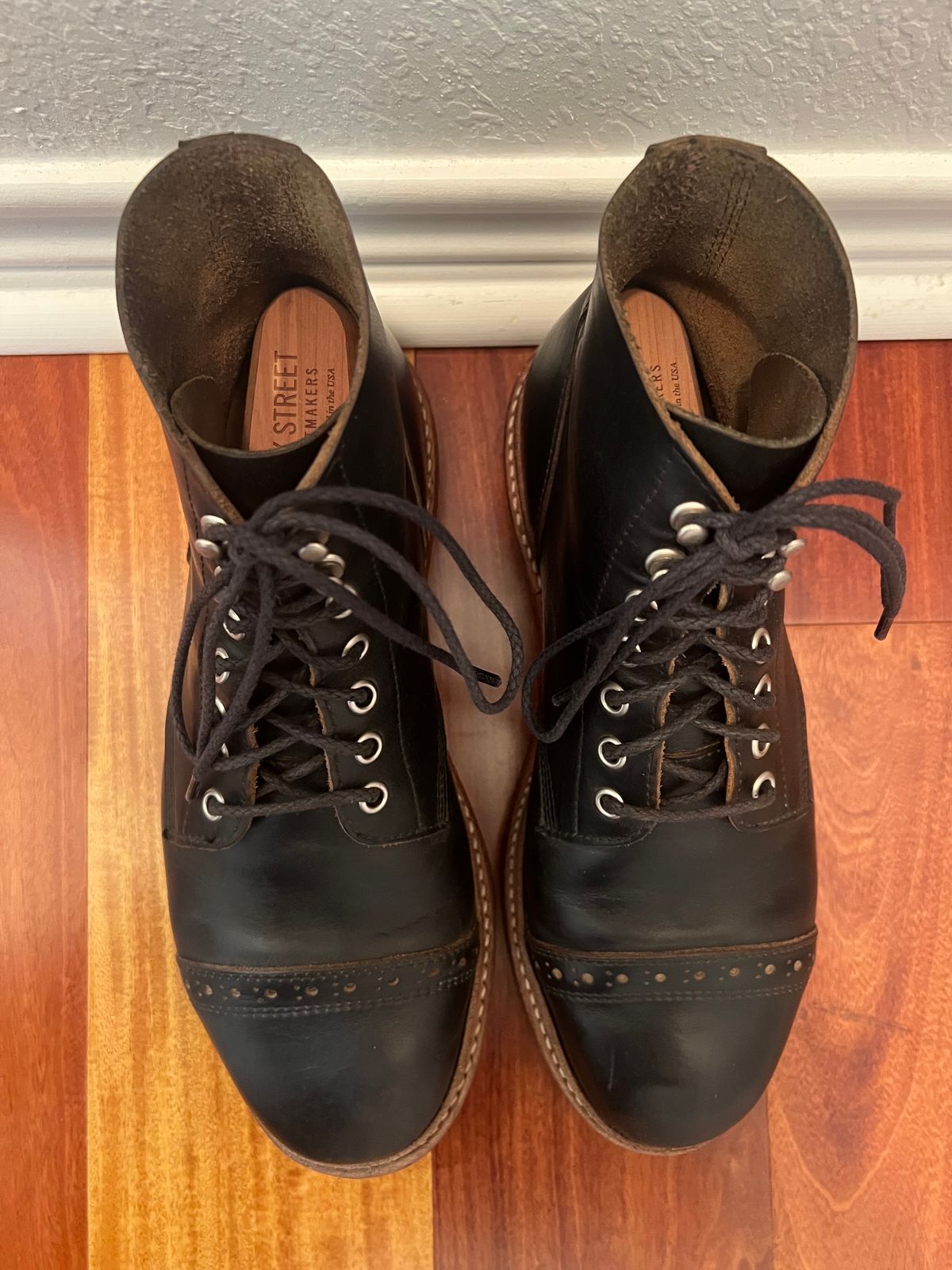 Photo by Ferachi on April 2, 2023 of the Oak Street Bootmakers Field Boot in Horween Black Chromexcel.