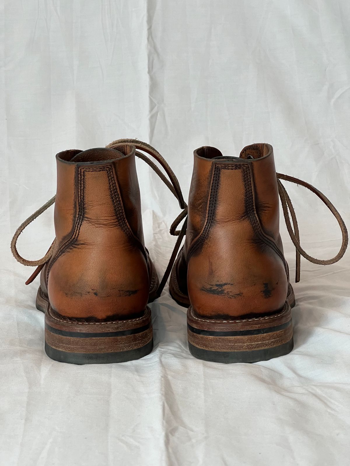 Photo by Ferachi on February 3, 2024 of the Oak Street Bootmakers Cap-toe Field Boot in Tempesti Brown Overdye Camello Asportabile.