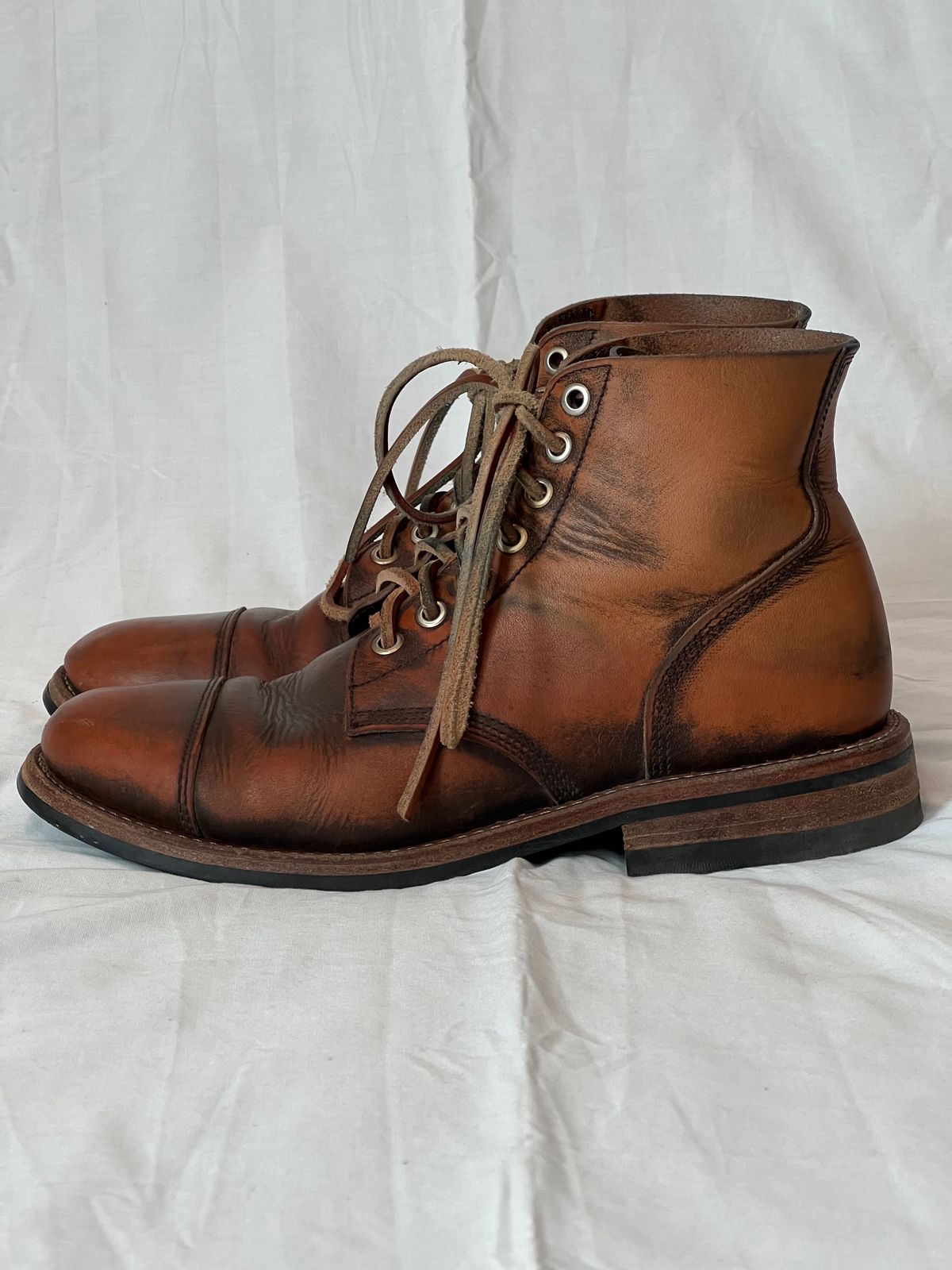 Photo by Ferachi on February 3, 2024 of the Oak Street Bootmakers Cap-toe Field Boot in Tempesti Brown Overdye Camello Asportabile.