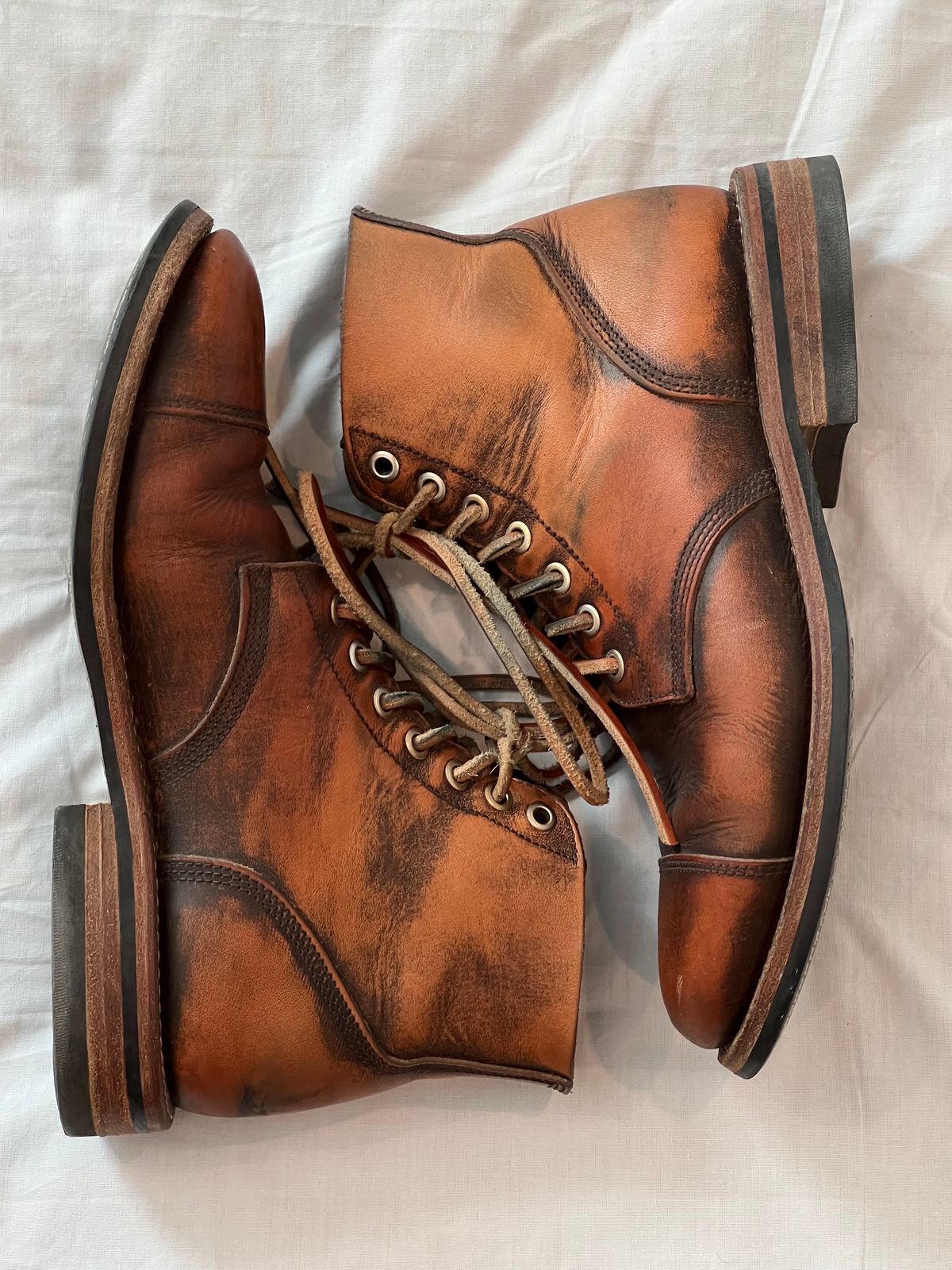 Photo by Ferachi on February 3, 2024 of the Oak Street Bootmakers Cap-toe Field Boot in Tempesti Brown Overdye Camello Asportabile.