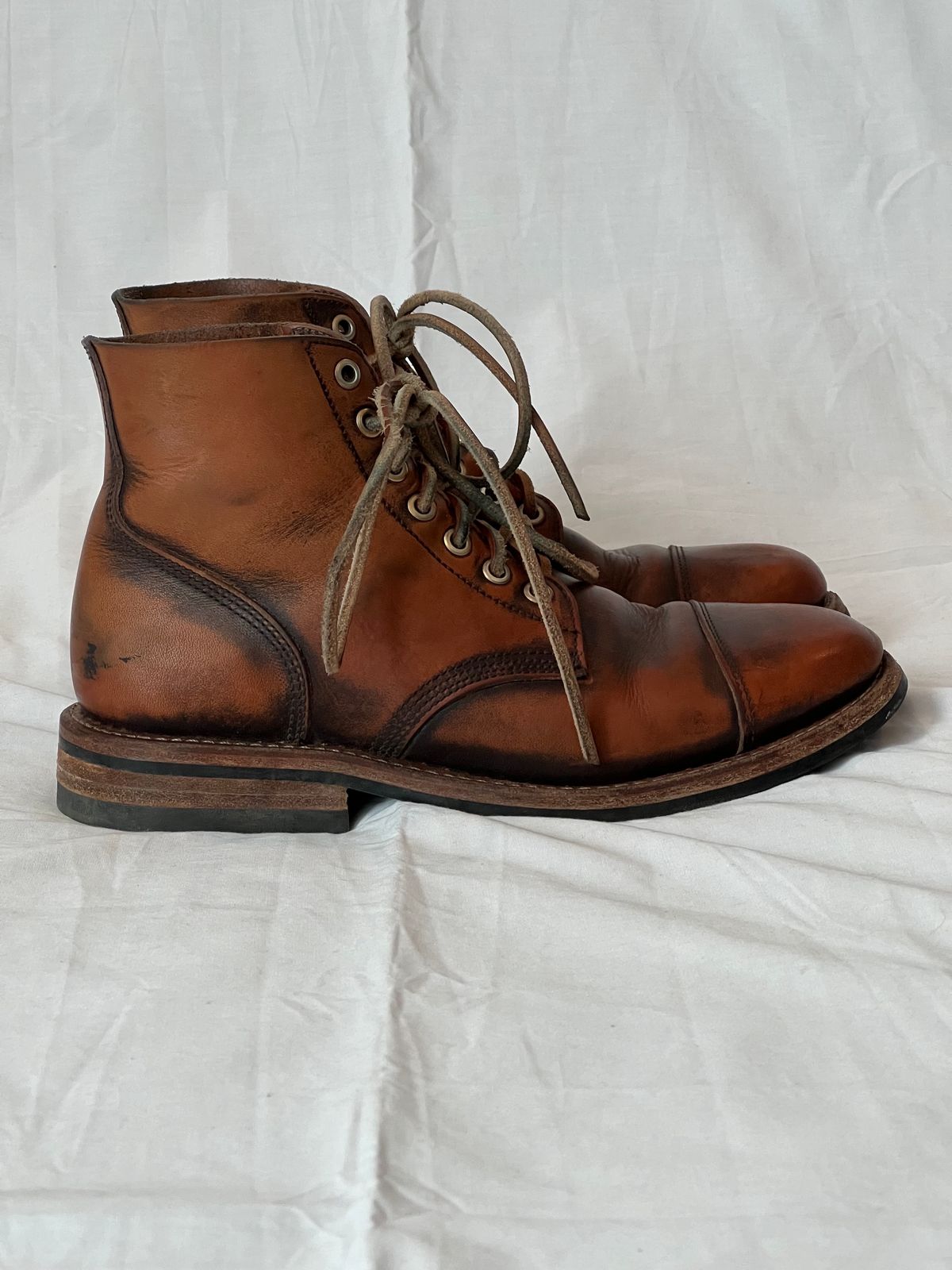 Photo by Ferachi on February 3, 2024 of the Oak Street Bootmakers Cap-toe Field Boot in Tempesti Brown Overdye Camello Asportabile.