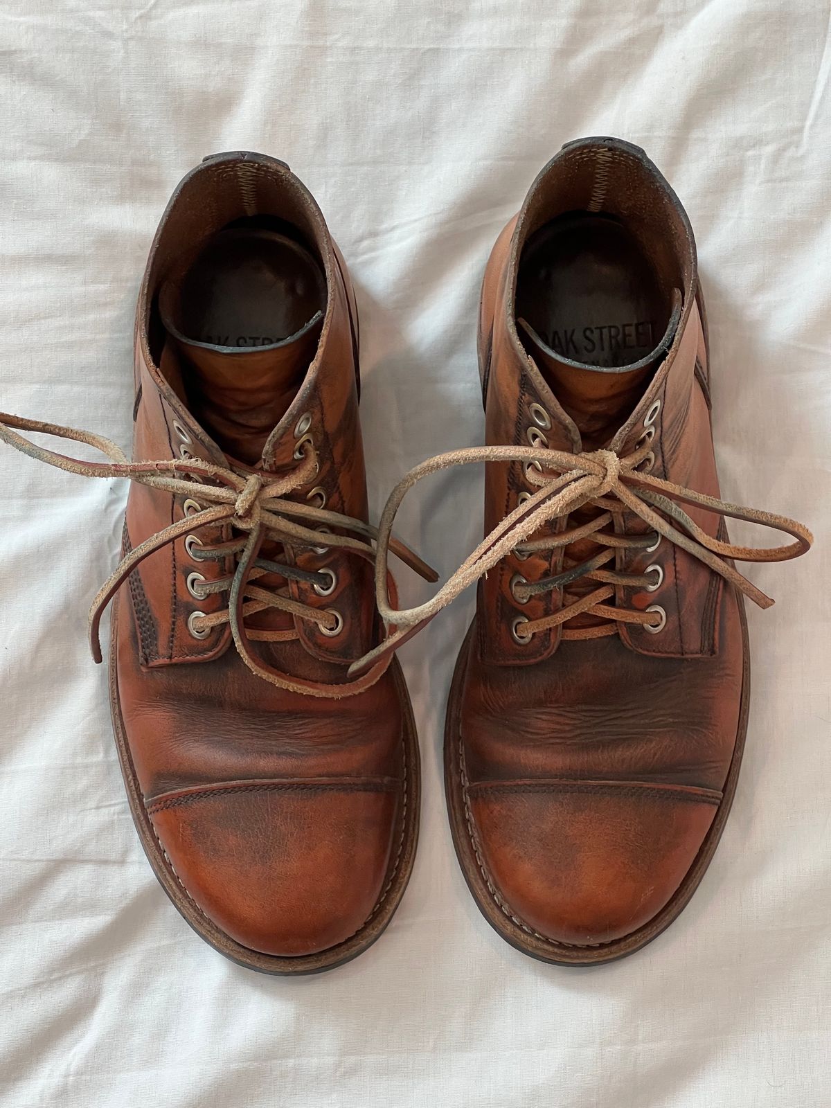 Photo by Ferachi on February 3, 2024 of the Oak Street Bootmakers Cap-toe Field Boot in Tempesti Brown Overdye Camello Asportabile.