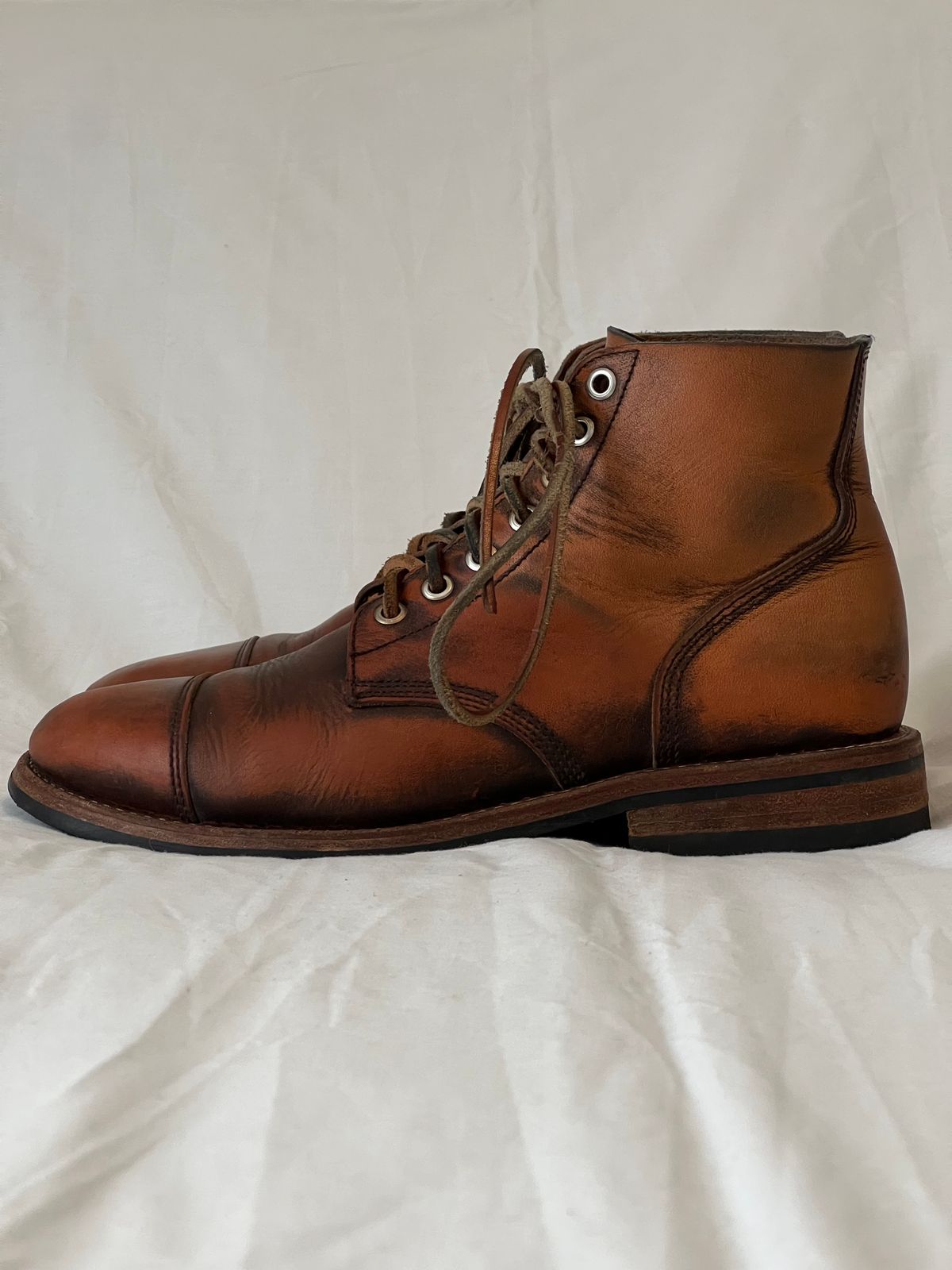 Photo by Ferachi on April 3, 2024 of the Oak Street Bootmakers Cap-toe Field Boot in Tempesti Brown Overdye Camello Asportabile.