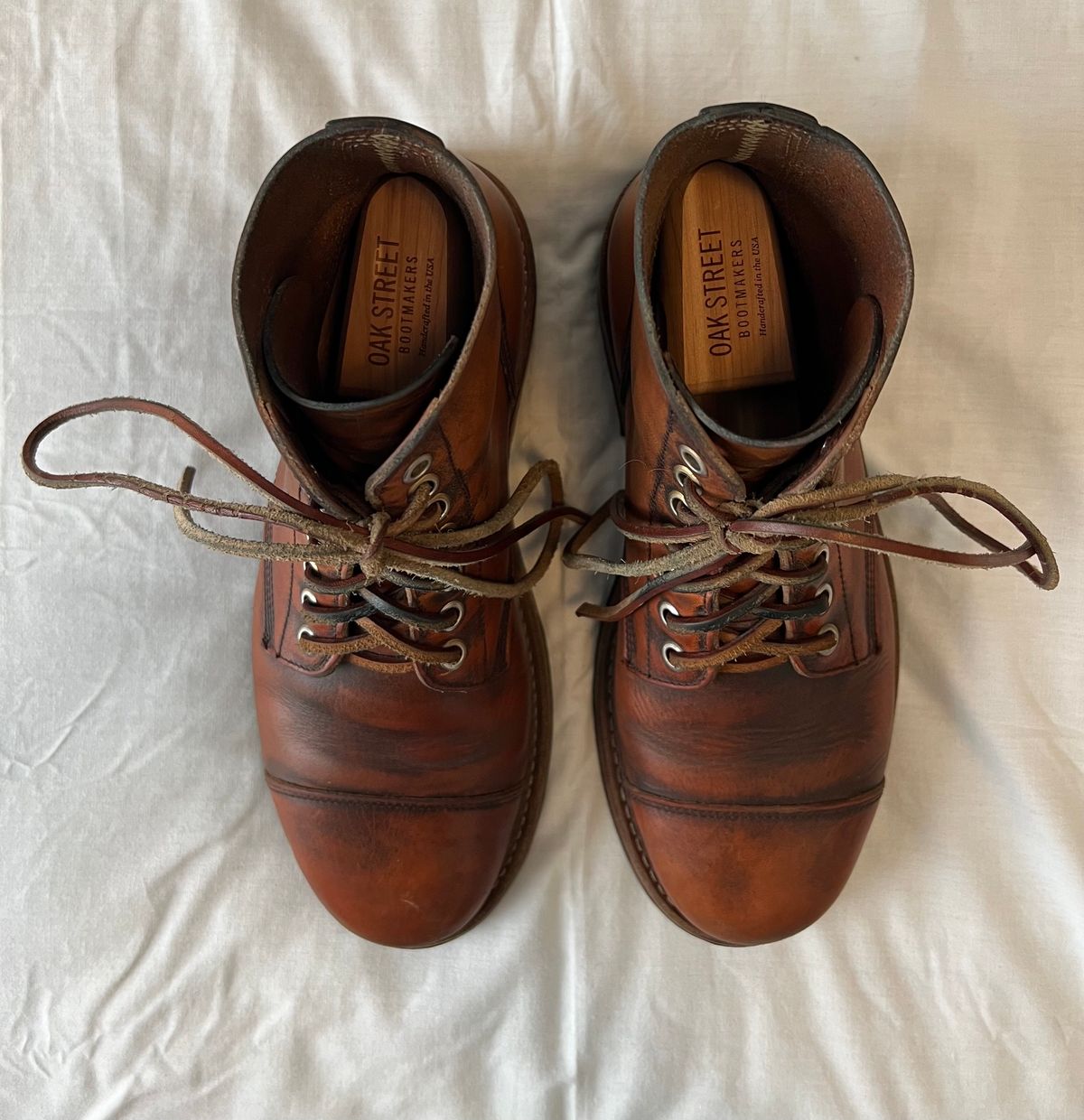 Photo by Ferachi on April 3, 2024 of the Oak Street Bootmakers Cap-toe Field Boot in Tempesti Brown Overdye Camello Asportabile.