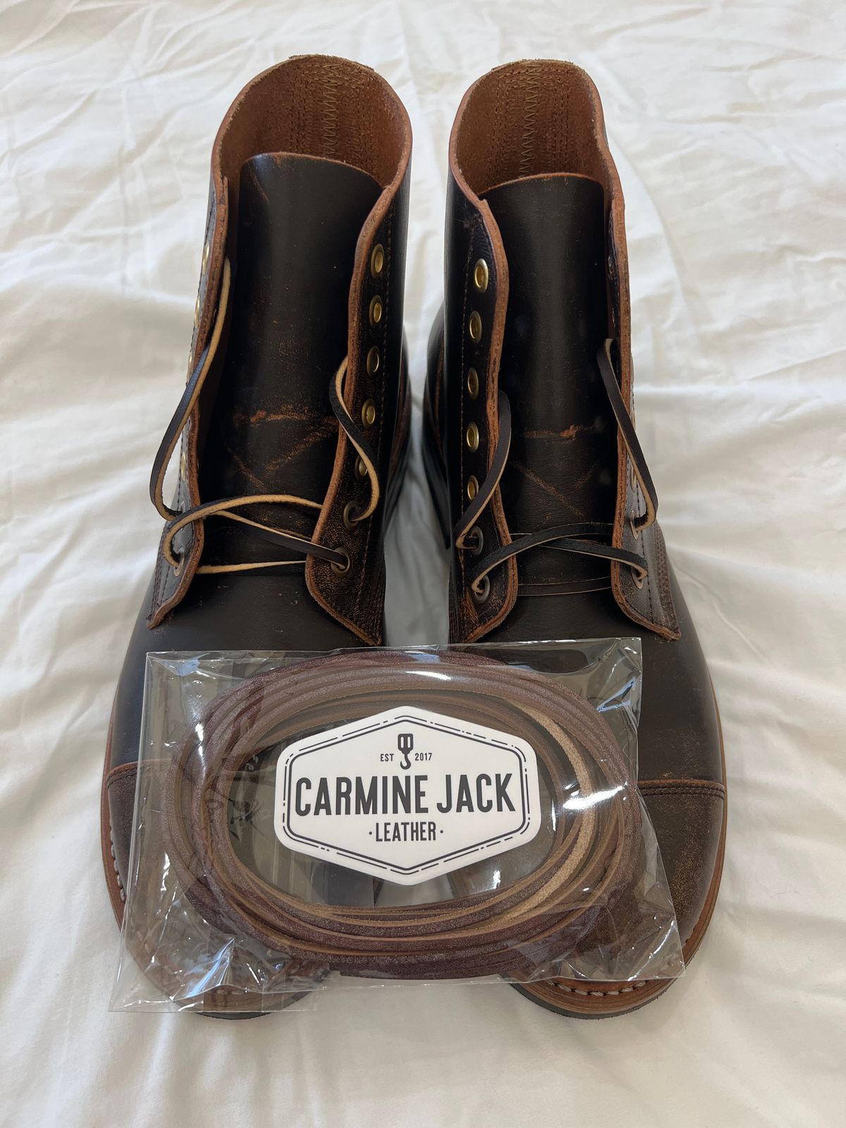 Photo by Ferachi on September 23, 2023 of the Oak Street Bootmakers Cap-toe Field Boot in Tempesti Brown Overdye Camello Asportabile.