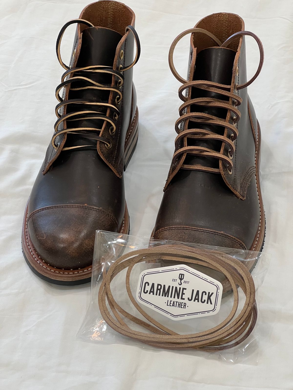Photo by Ferachi on October 1, 2023 of the Oak Street Bootmakers Cap-toe Field Boot in Tempesti Brown Overdye Camello Asportabile.