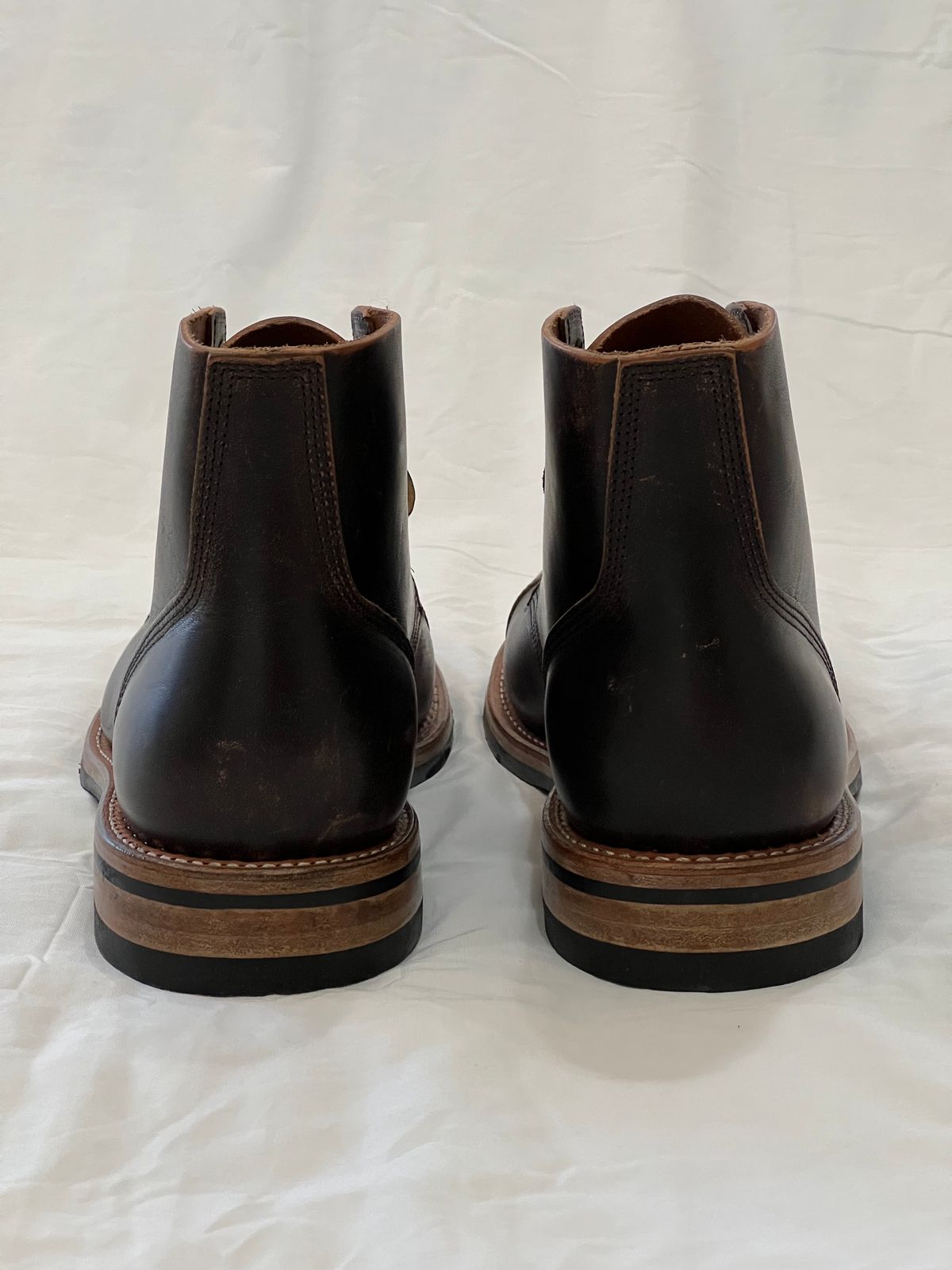 Photo by Ferachi on October 1, 2023 of the Oak Street Bootmakers Cap-toe Field Boot in Tempesti Brown Overdye Camello Asportabile.