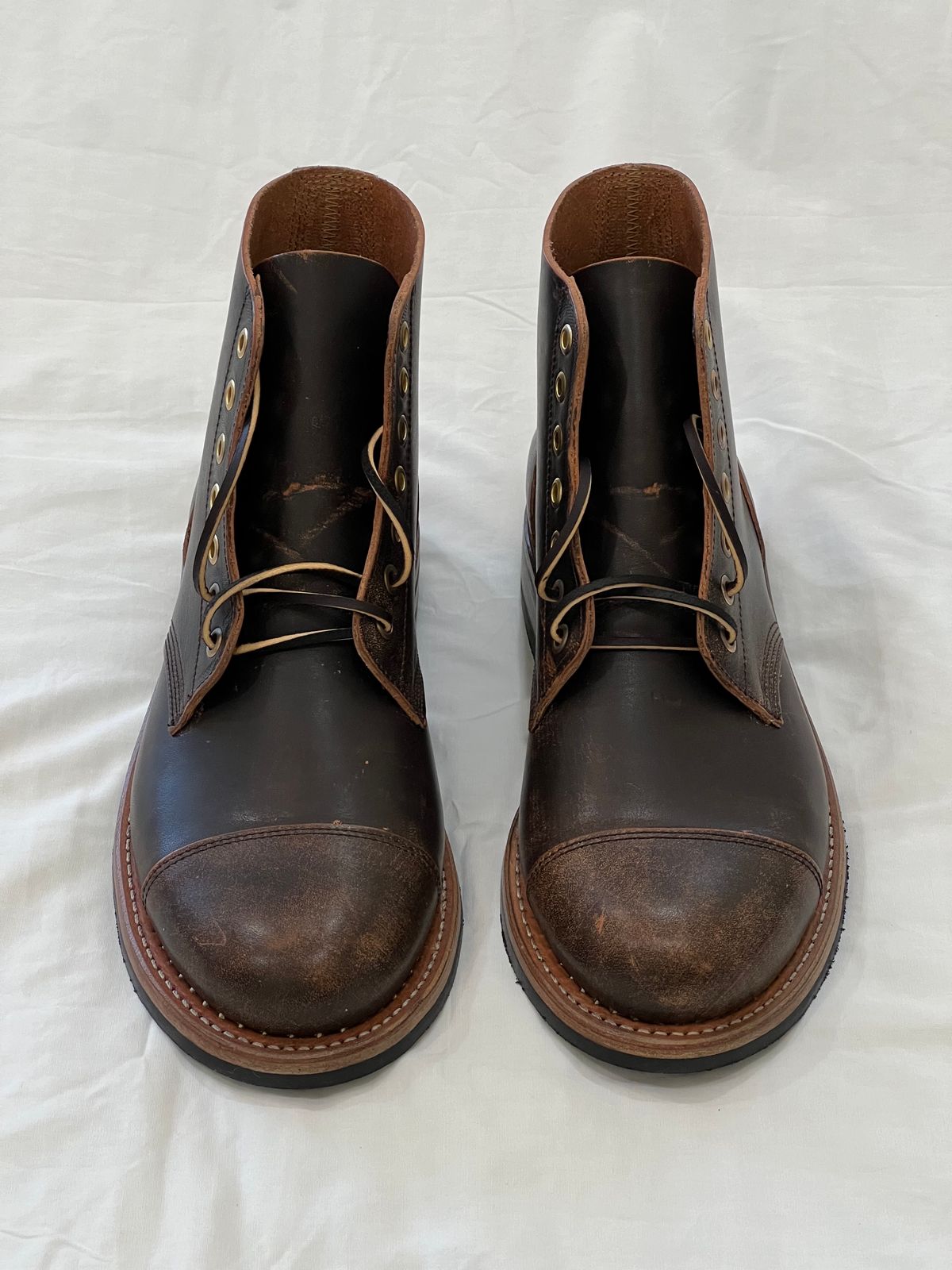 Photo by Ferachi on October 1, 2023 of the Oak Street Bootmakers Cap-toe Field Boot in Tempesti Brown Overdye Camello Asportabile.