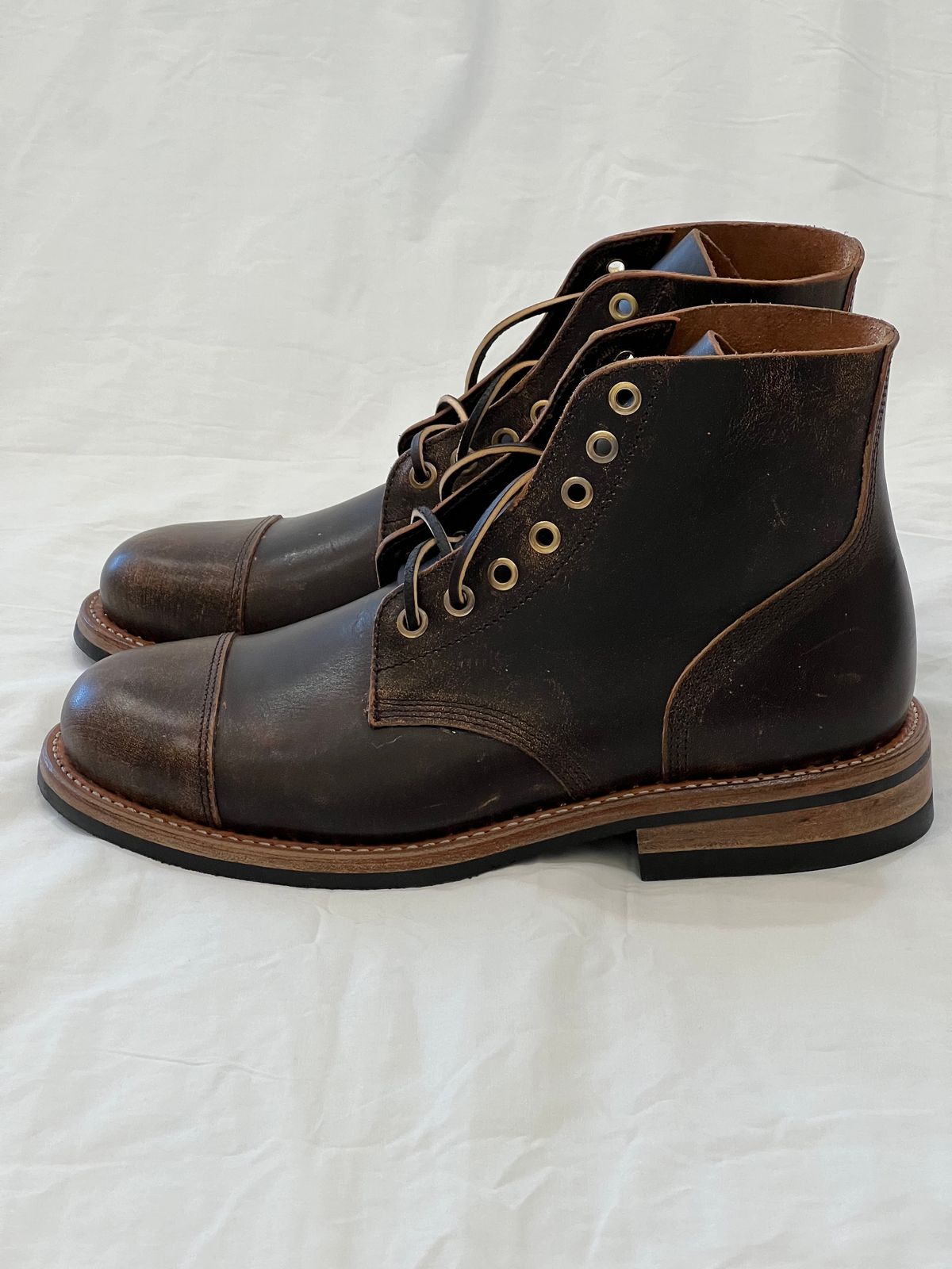 Photo by Ferachi on October 1, 2023 of the Oak Street Bootmakers Cap-toe Field Boot in Tempesti Brown Overdye Camello Asportabile.