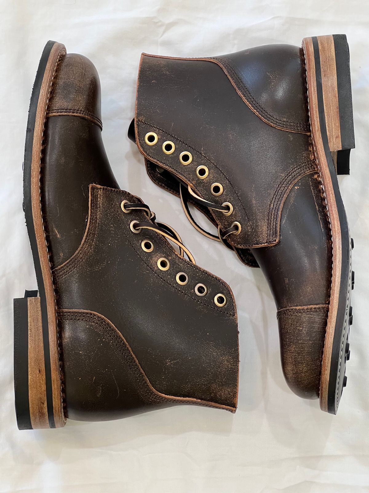 Photo by Ferachi on October 1, 2023 of the Oak Street Bootmakers Cap-toe Field Boot in Tempesti Brown Overdye Camello Asportabile.