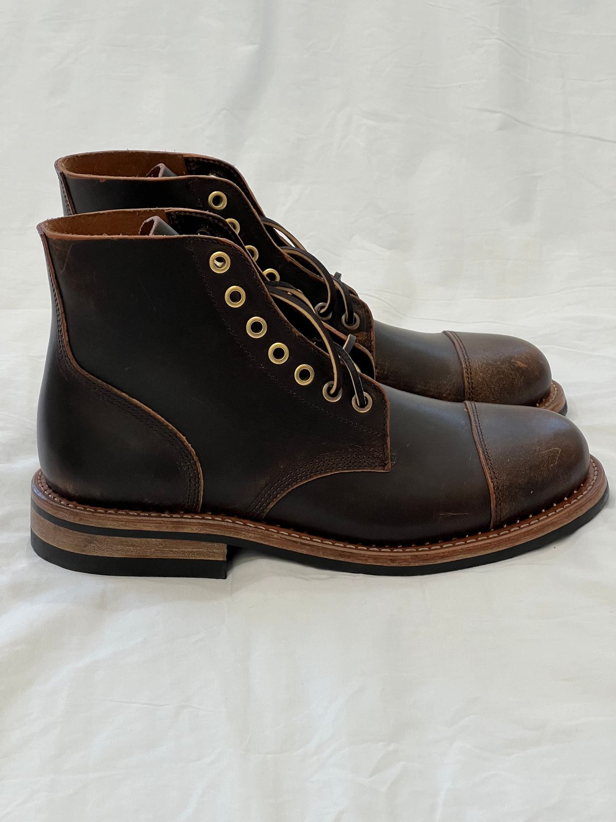 Photo by Ferachi on October 1, 2023 of the Oak Street Bootmakers Cap-toe Field Boot in Tempesti Brown Overdye Camello Asportabile.