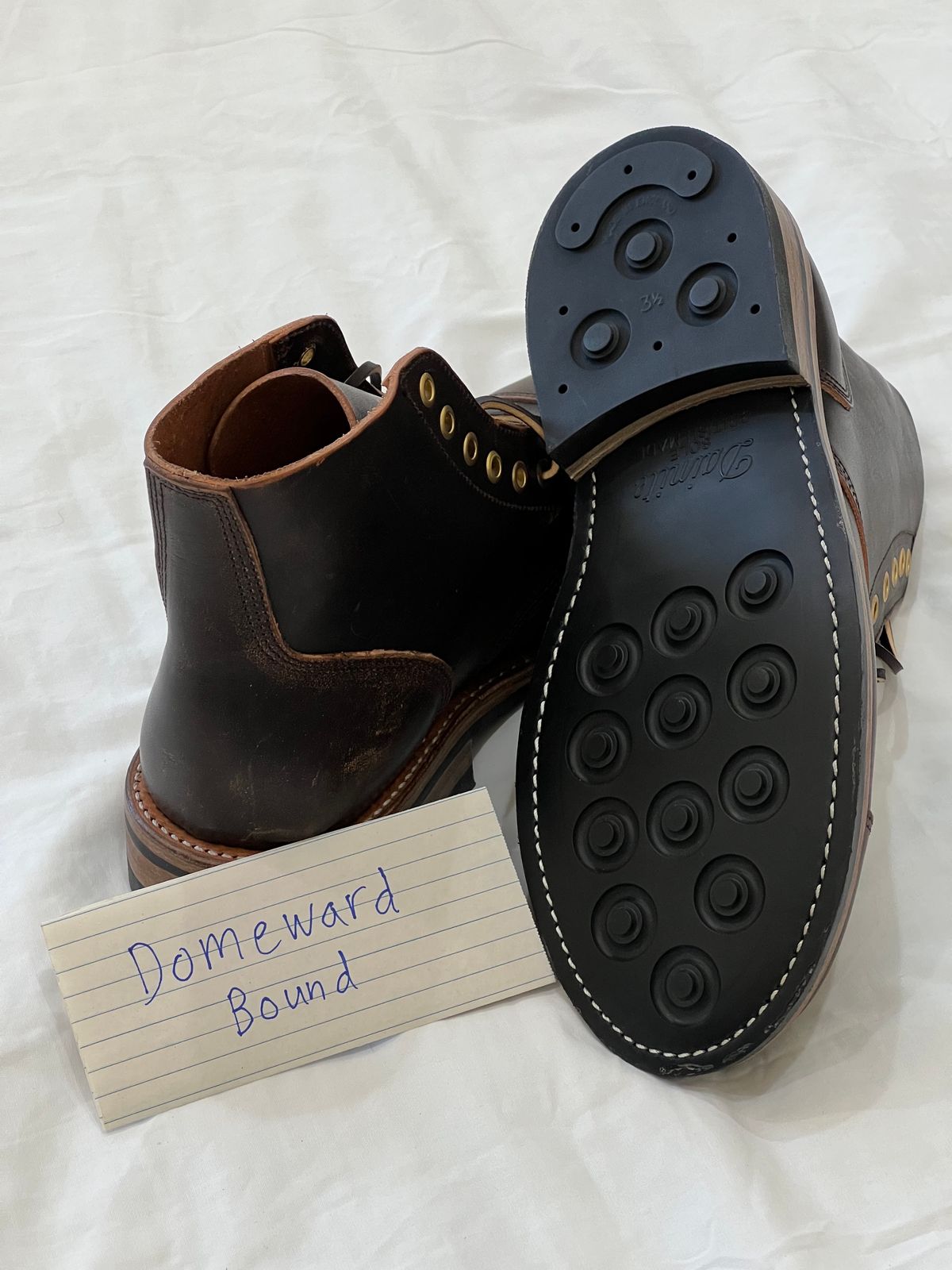 Photo by Ferachi on October 1, 2023 of the Oak Street Bootmakers Cap-toe Field Boot in Tempesti Brown Overdye Camello Asportabile.