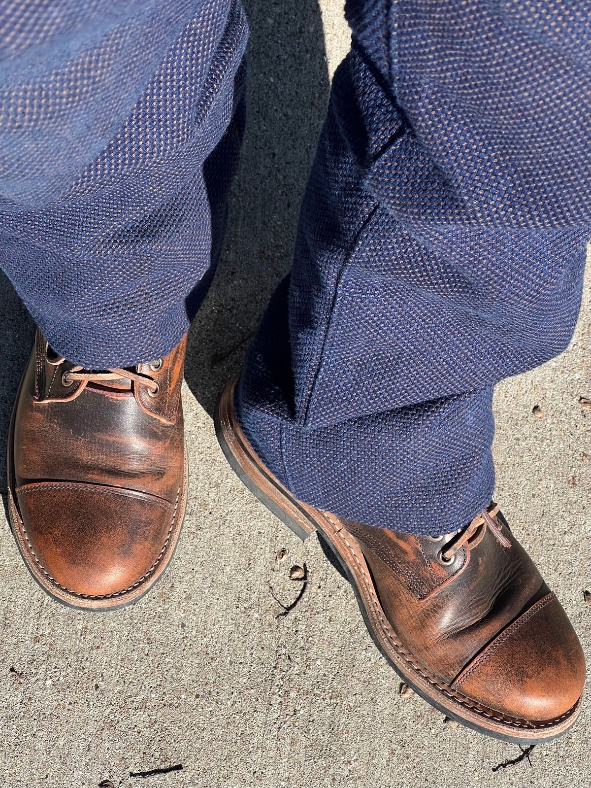 Photo by Ferachi on November 2, 2023 of the Oak Street Bootmakers Cap-toe Field Boot in Tempesti Brown Overdye Camello Asportabile.