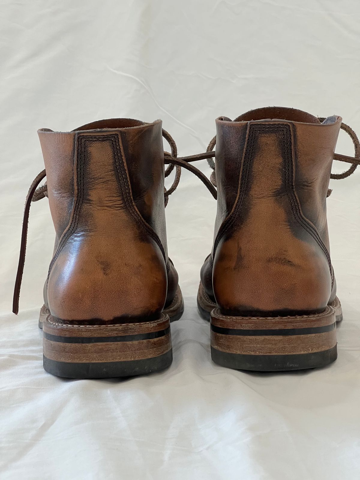 Photo by Ferachi on November 2, 2023 of the Oak Street Bootmakers Cap-toe Field Boot in Tempesti Brown Overdye Camello Asportabile.