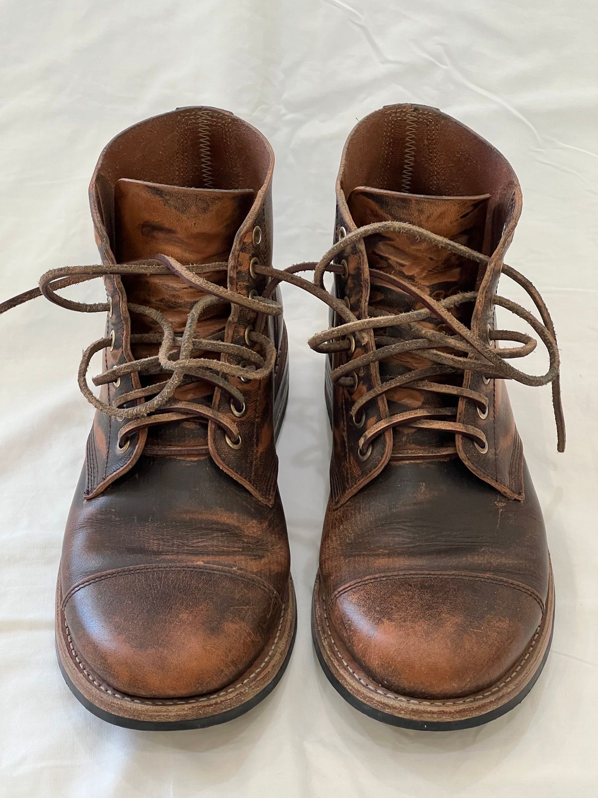 Photo by Ferachi on November 2, 2023 of the Oak Street Bootmakers Cap-toe Field Boot in Tempesti Brown Overdye Camello Asportabile.