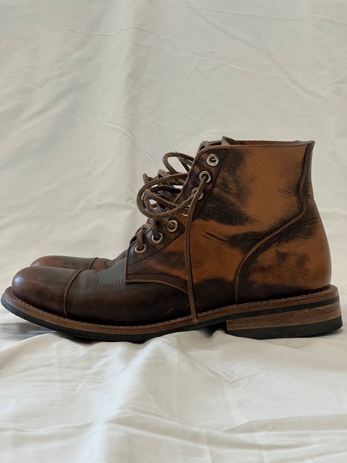 Photo by Ferachi on November 2, 2023 of the Oak Street Bootmakers Cap-toe Field Boot in Tempesti Brown Overdye Camello Asportabile.