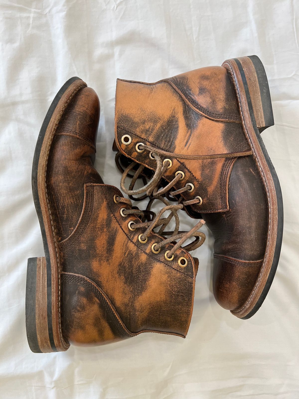 Photo by Ferachi on November 2, 2023 of the Oak Street Bootmakers Cap-toe Field Boot in Tempesti Brown Overdye Camello Asportabile.