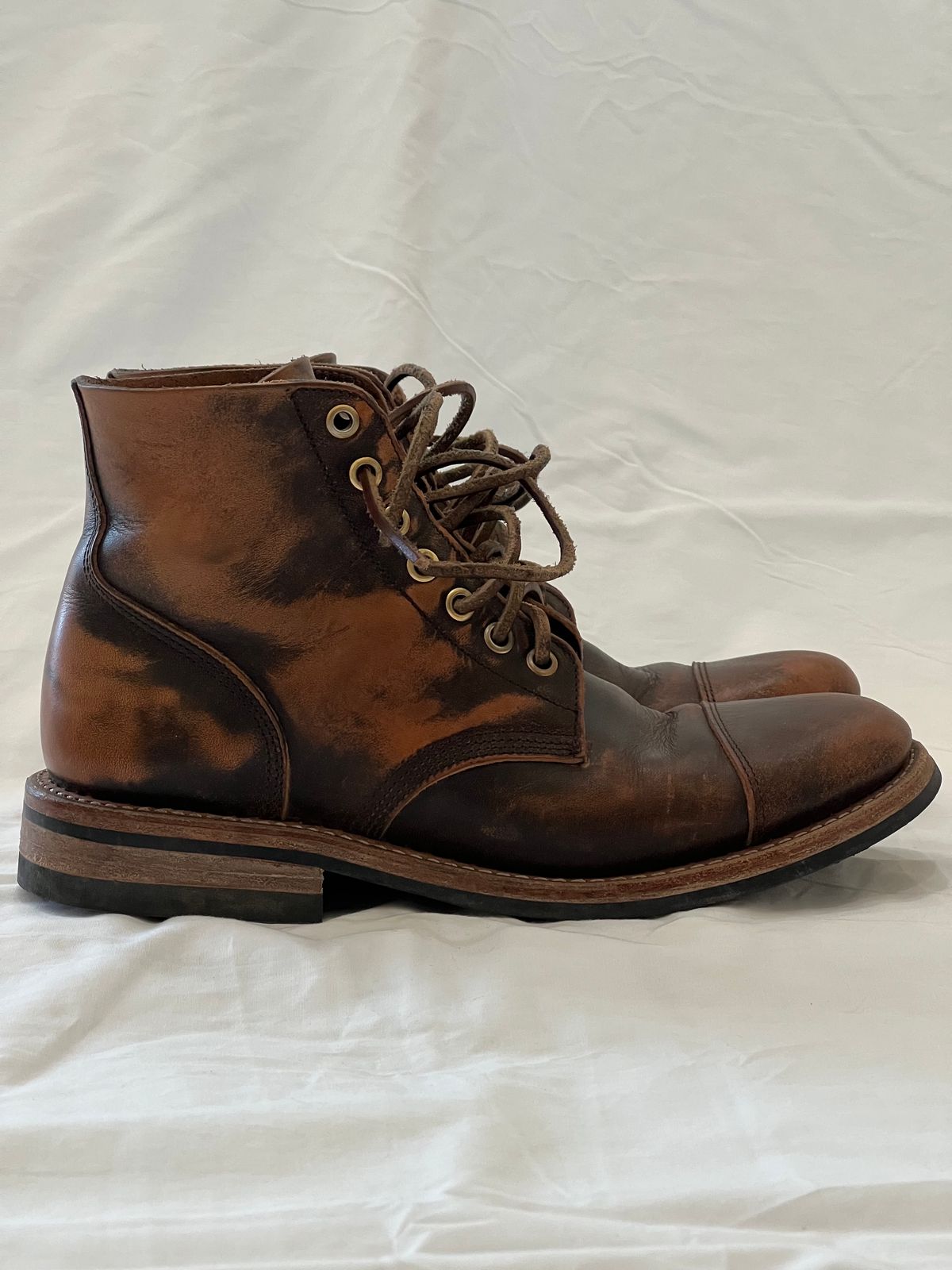 Photo by Ferachi on November 2, 2023 of the Oak Street Bootmakers Cap-toe Field Boot in Tempesti Brown Overdye Camello Asportabile.