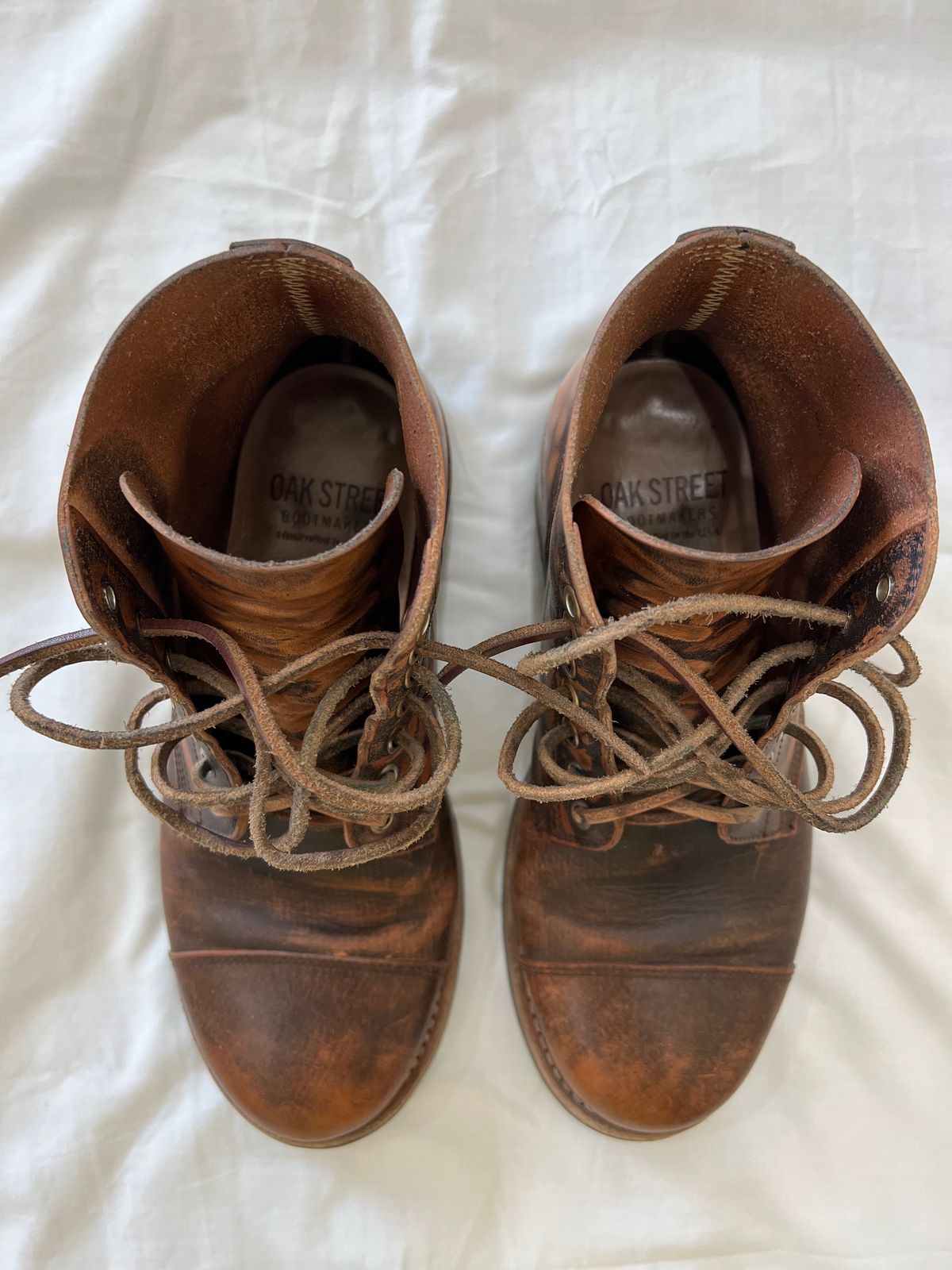 Photo by Ferachi on November 2, 2023 of the Oak Street Bootmakers Cap-toe Field Boot in Tempesti Brown Overdye Camello Asportabile.