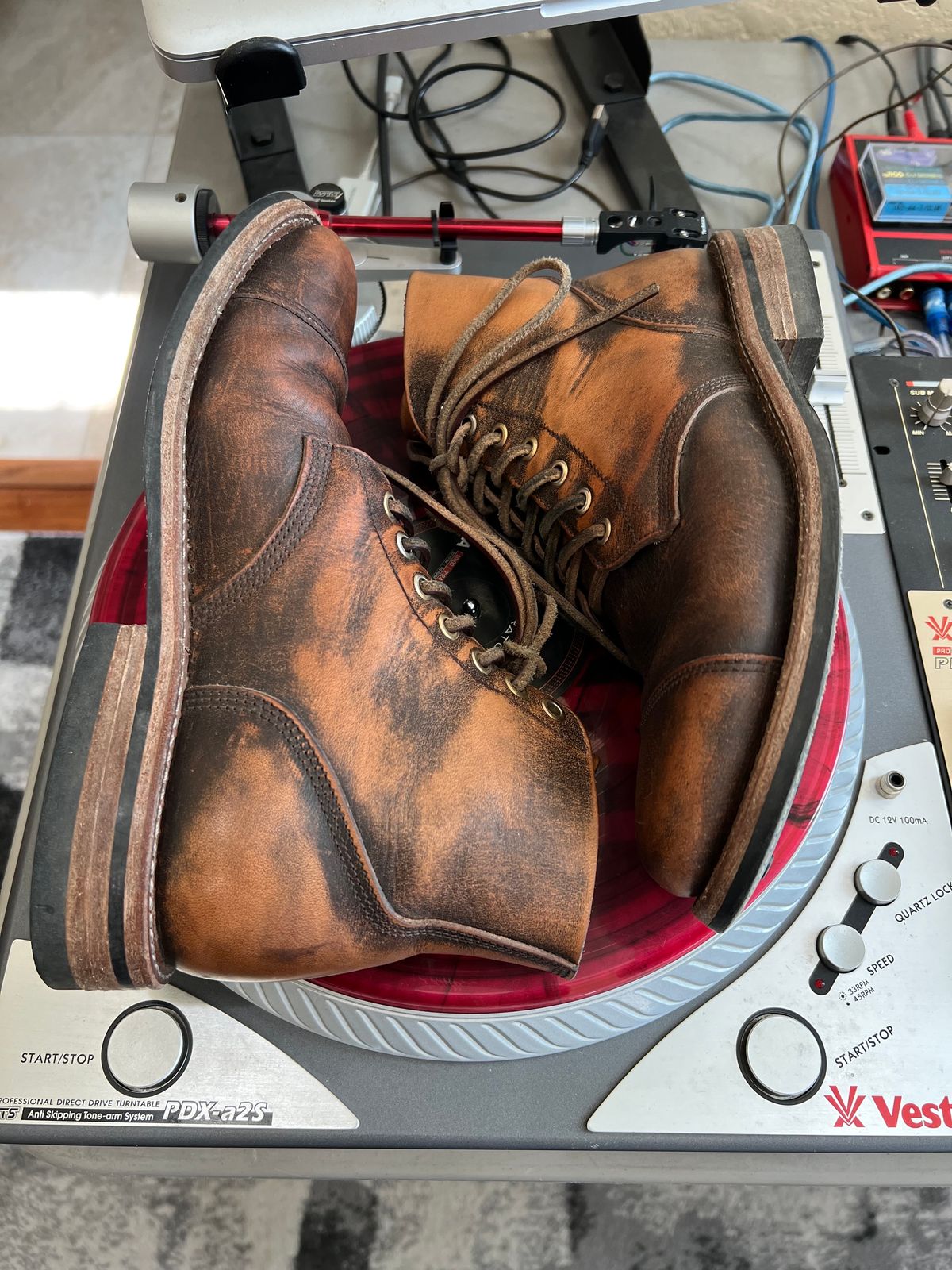 Photo by Ferachi on December 4, 2023 of the Oak Street Bootmakers Cap-toe Field Boot in Tempesti Brown Overdye Camello Asportabile.