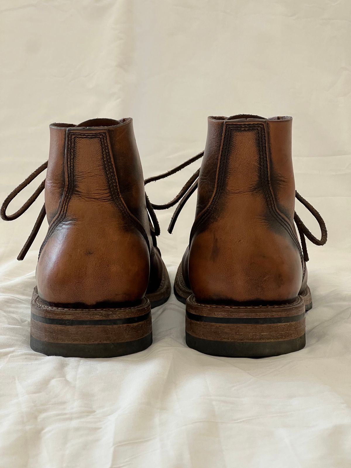 Photo by Ferachi on December 4, 2023 of the Oak Street Bootmakers Cap-toe Field Boot in Tempesti Brown Overdye Camello Asportabile.