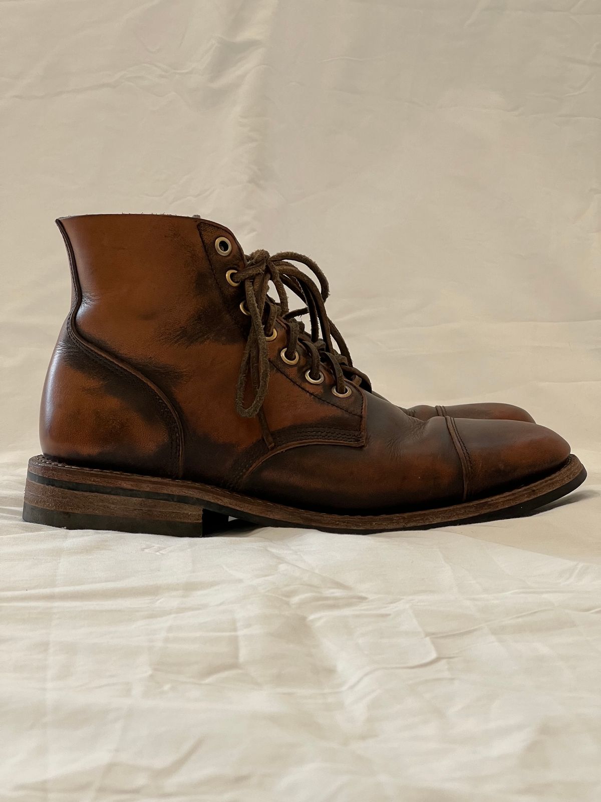 Photo by Ferachi on December 4, 2023 of the Oak Street Bootmakers Cap-toe Field Boot in Tempesti Brown Overdye Camello Asportabile.