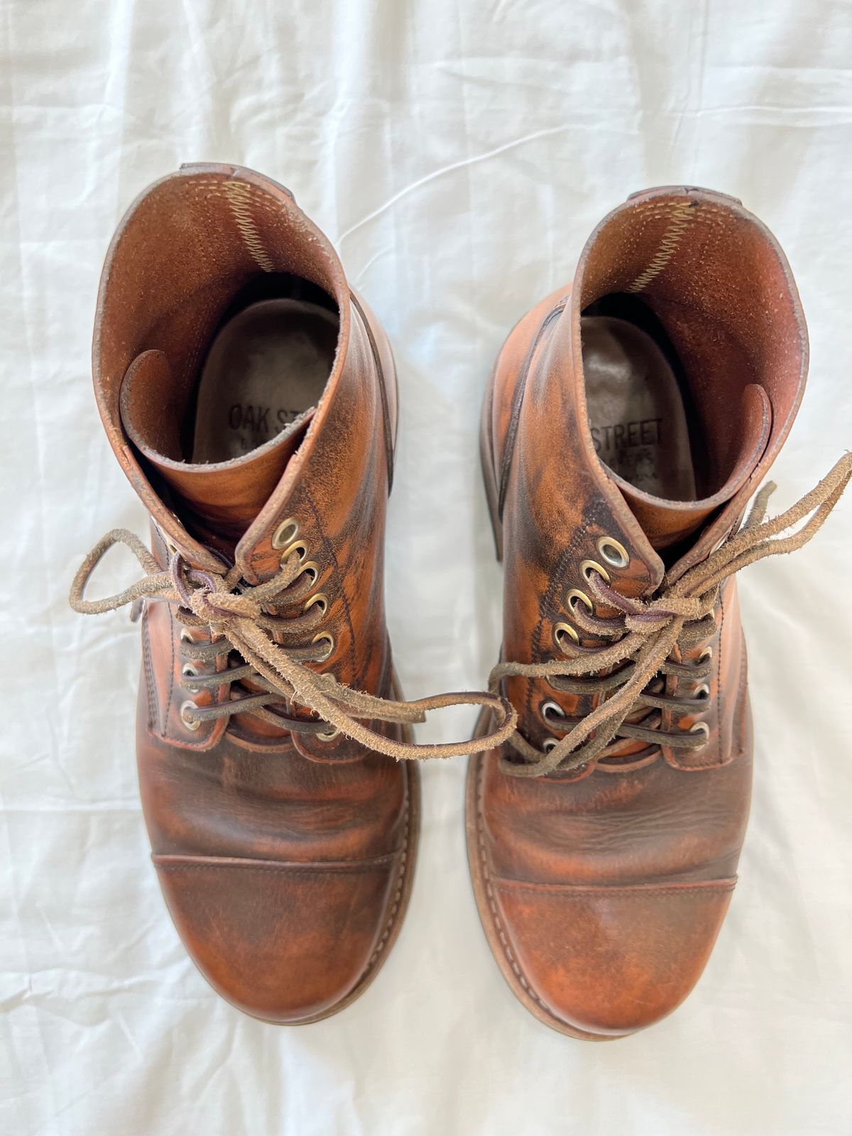 Photo by Ferachi on December 4, 2023 of the Oak Street Bootmakers Cap-toe Field Boot in Tempesti Brown Overdye Camello Asportabile.
