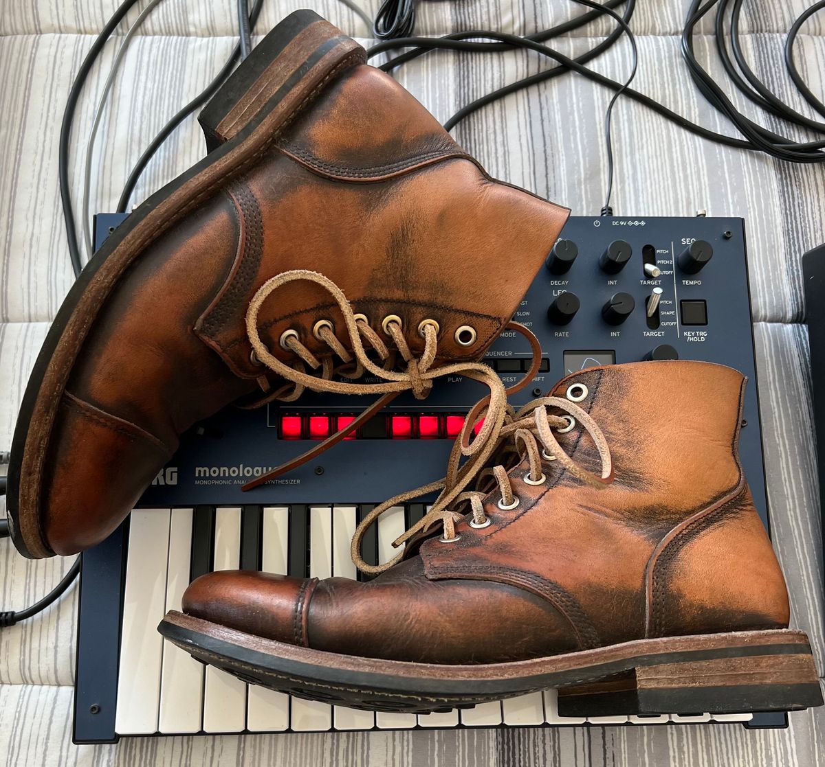 Photo by Ferachi on January 1, 2024 of the Oak Street Bootmakers Cap-toe Field Boot in Tempesti Brown Overdye Camello Asportabile.