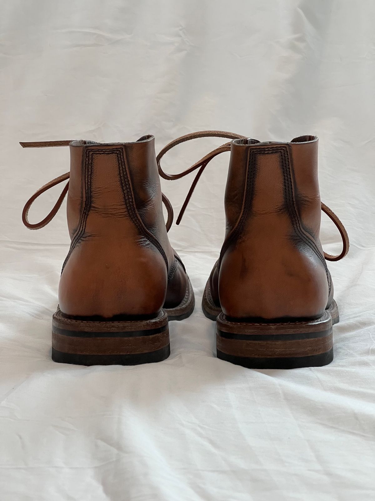 Photo by Ferachi on January 1, 2024 of the Oak Street Bootmakers Cap-toe Field Boot in Tempesti Brown Overdye Camello Asportabile.