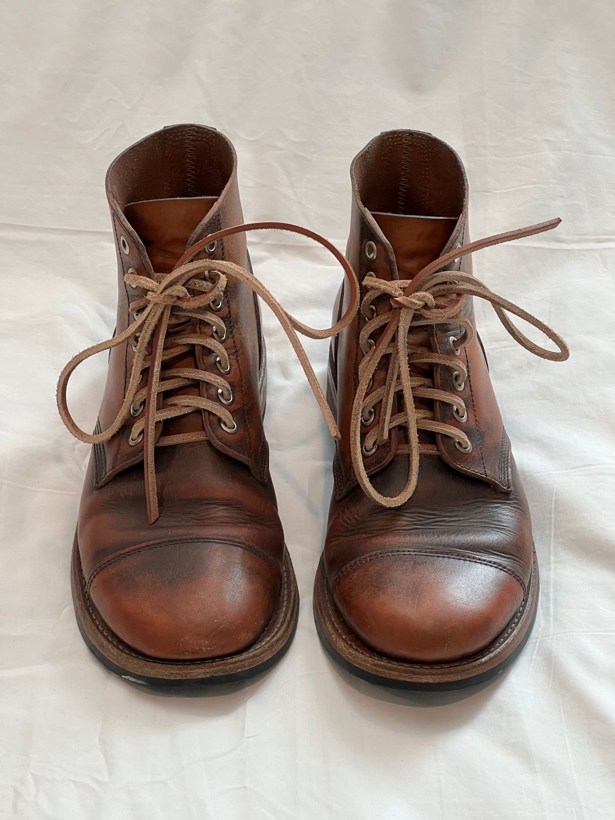 Photo by Ferachi on January 1, 2024 of the Oak Street Bootmakers Cap-toe Field Boot in Tempesti Brown Overdye Camello Asportabile.