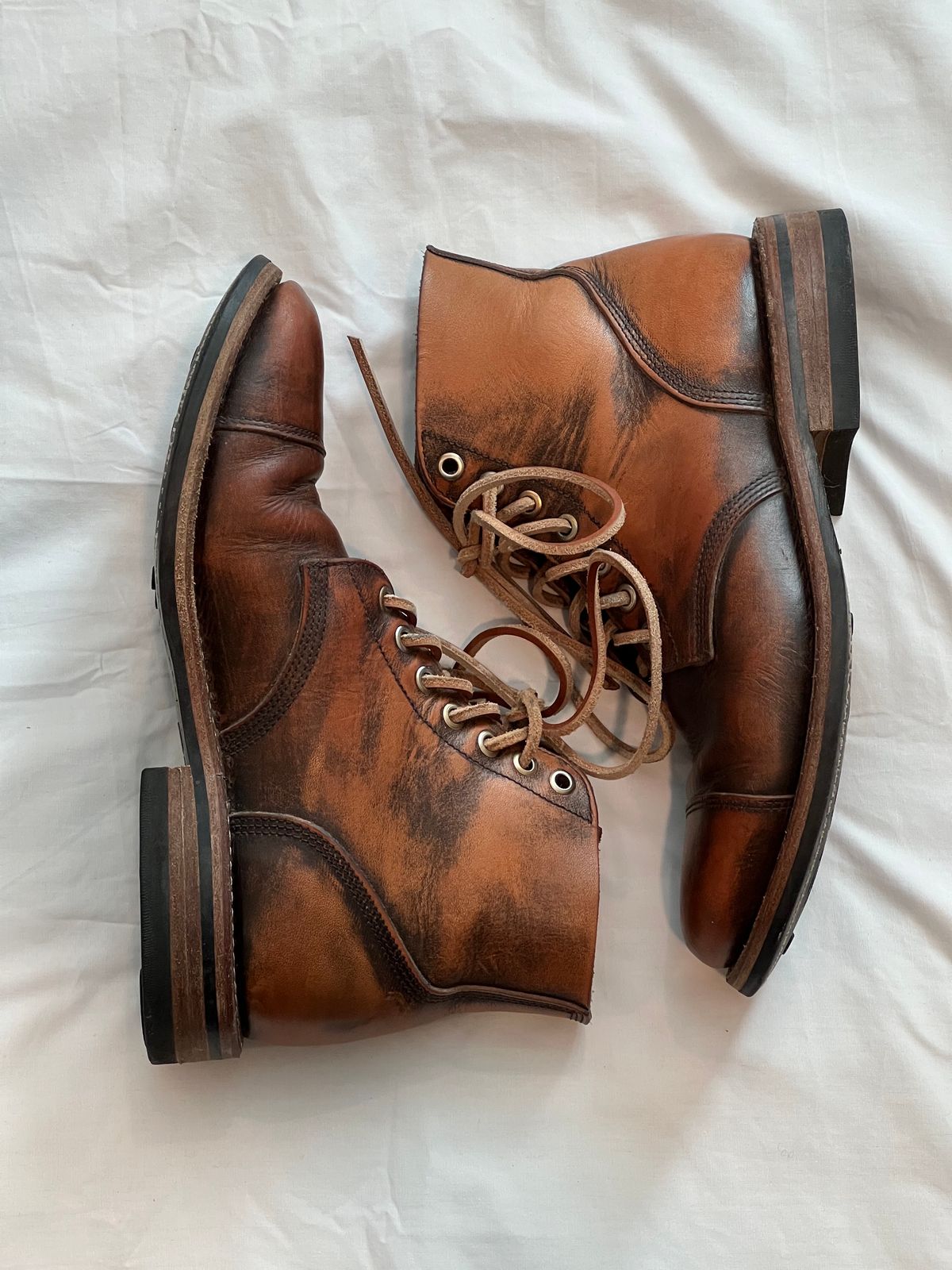 Photo by Ferachi on January 1, 2024 of the Oak Street Bootmakers Cap-toe Field Boot in Tempesti Brown Overdye Camello Asportabile.