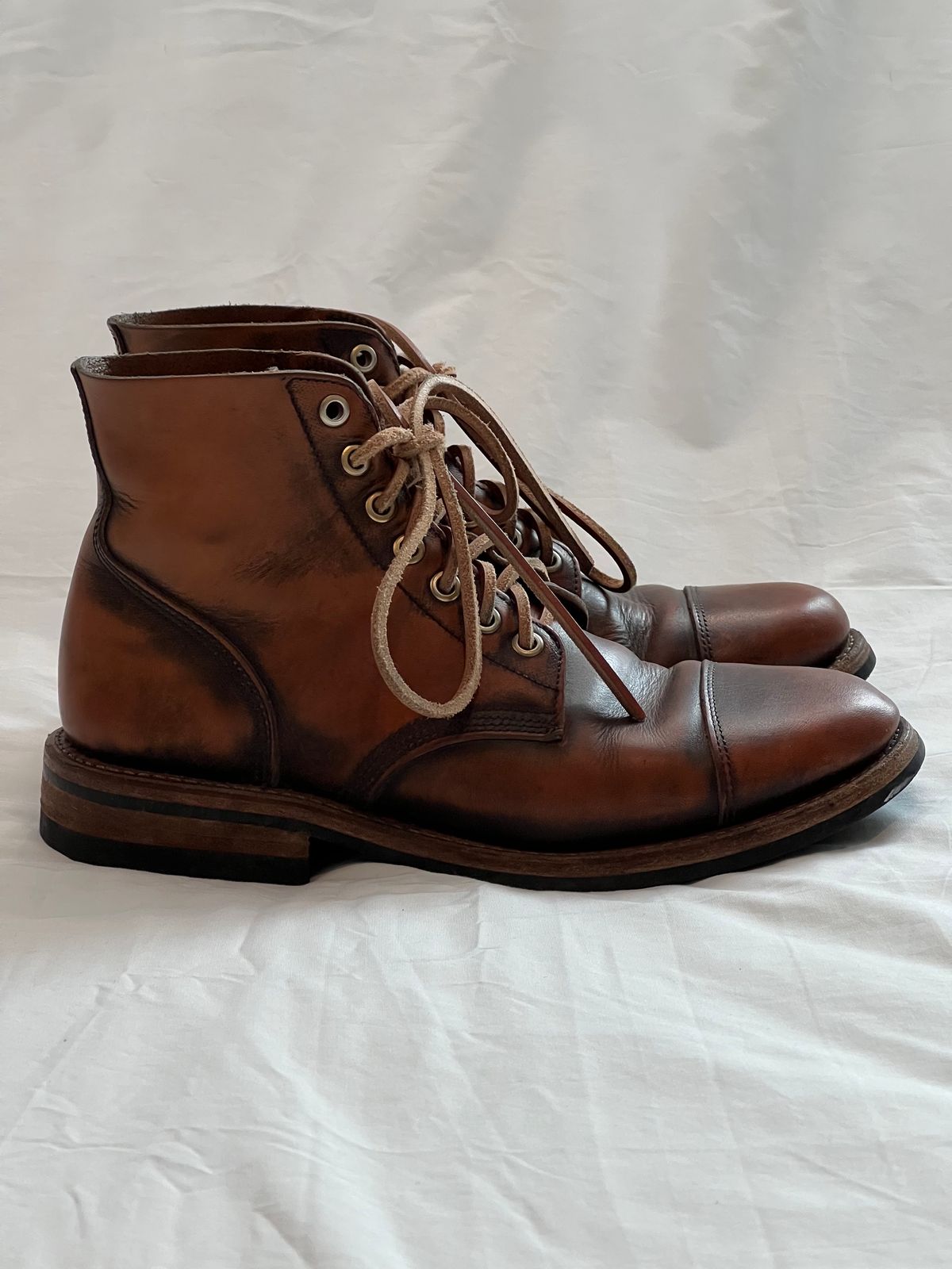 Photo by Ferachi on January 1, 2024 of the Oak Street Bootmakers Cap-toe Field Boot in Tempesti Brown Overdye Camello Asportabile.