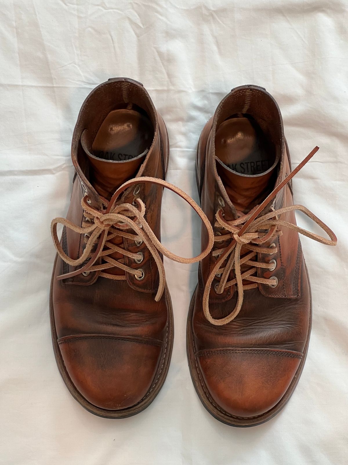 Photo by Ferachi on January 1, 2024 of the Oak Street Bootmakers Cap-toe Field Boot in Tempesti Brown Overdye Camello Asportabile.